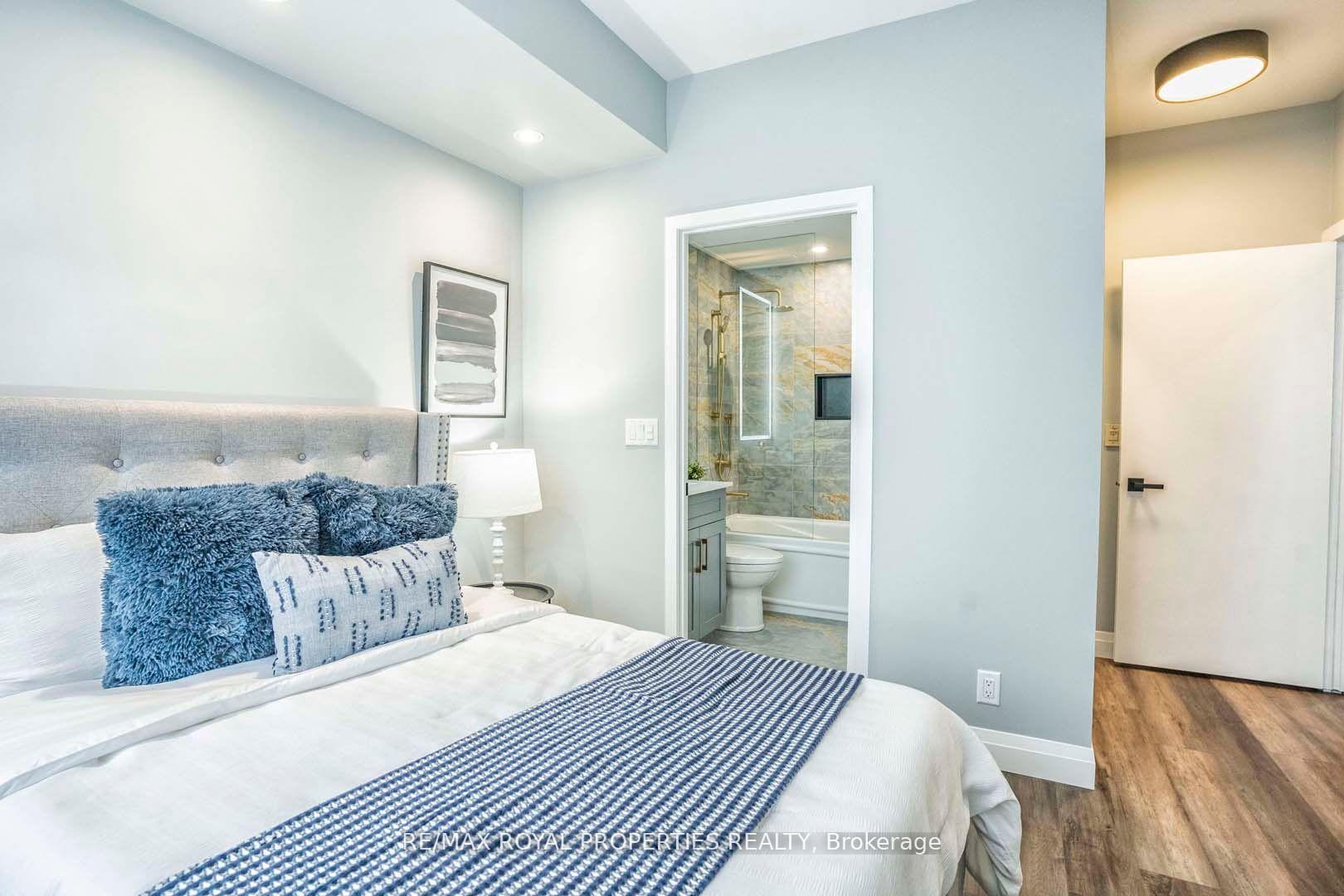 3 Bedrooms Condo at 38 Lee Centre,  Toronto For sale