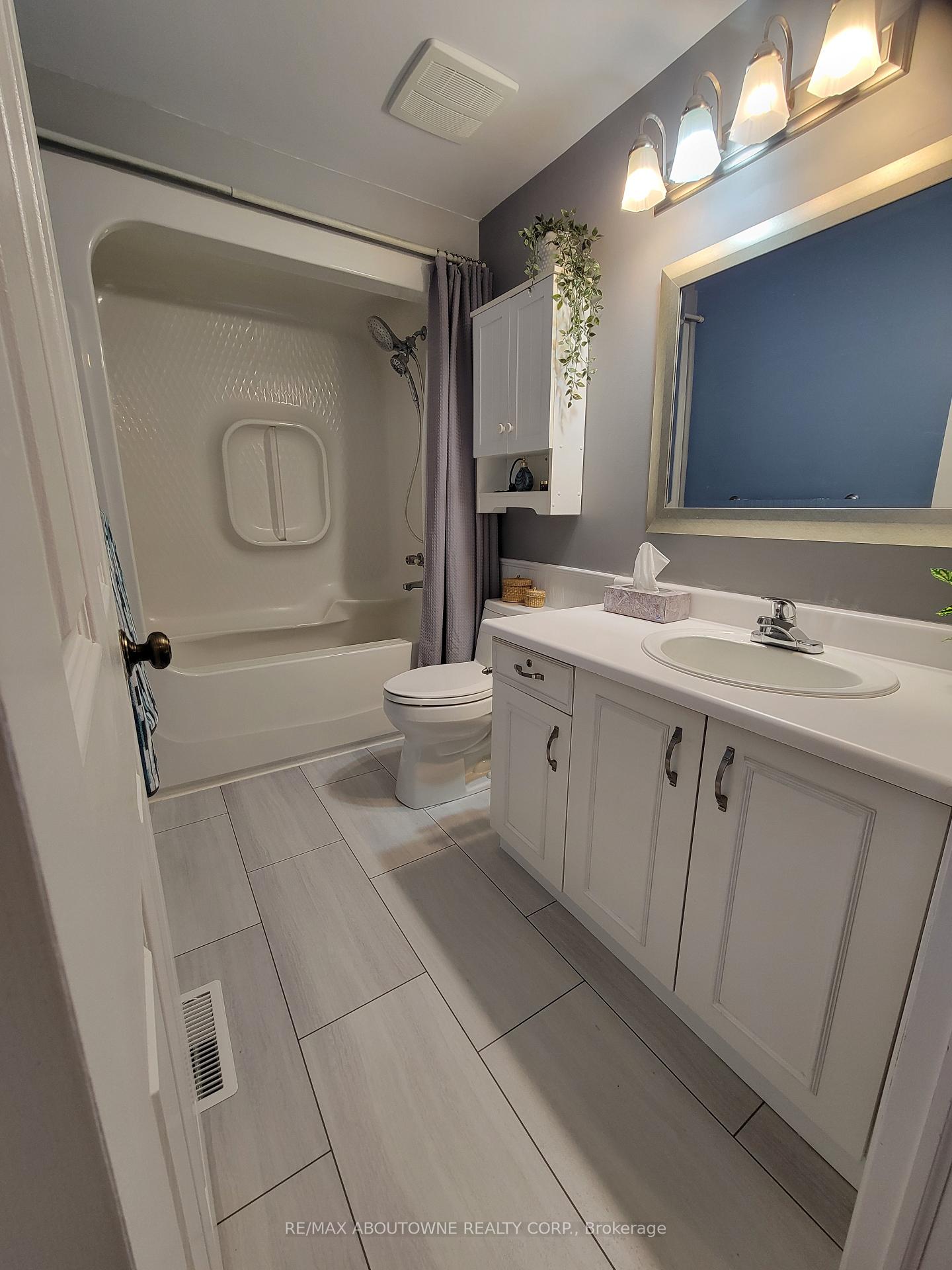 3 Bedrooms Condo at 1 Royalwood, Hamilton For sale