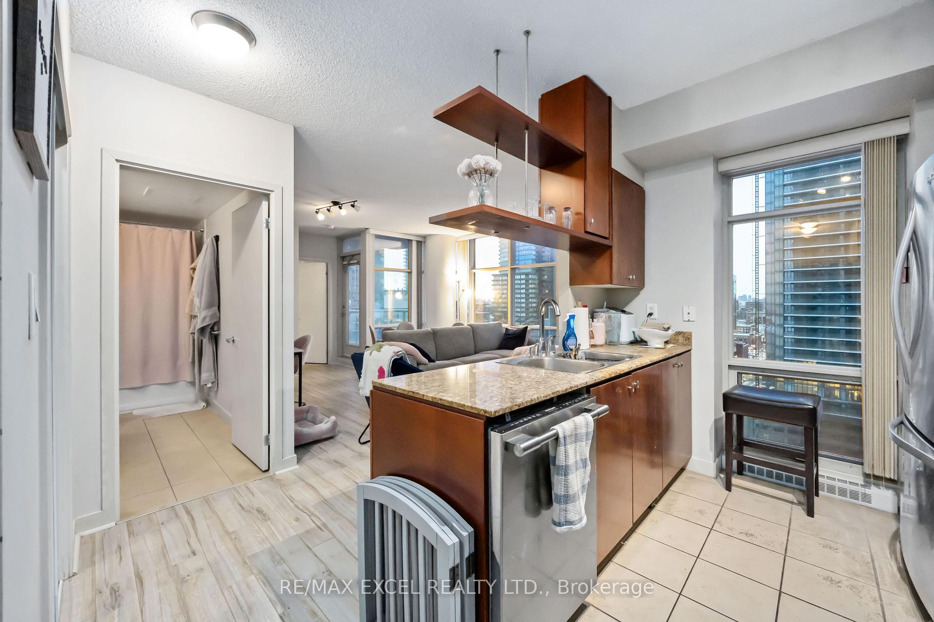 2 Bedrooms Condo at 35 Mariner, Toronto For sale