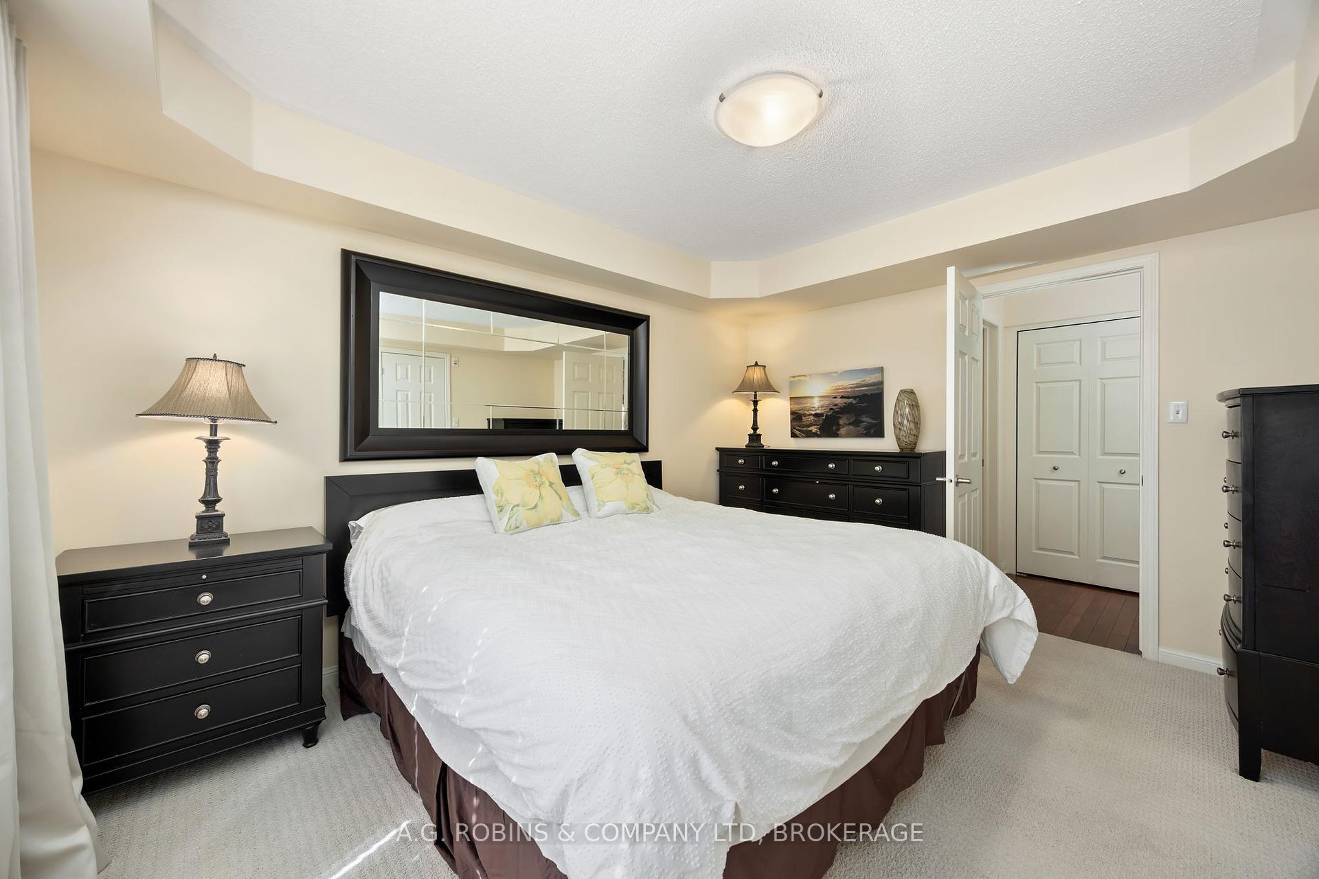 3 Bedrooms Condo at 595 Dundas, Mississauga For sale