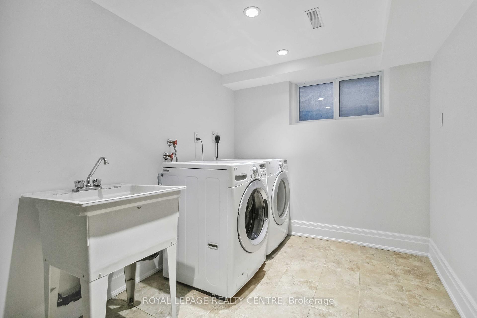3 Bedrooms Condo at 3400 Rhonda, Mississauga For sale