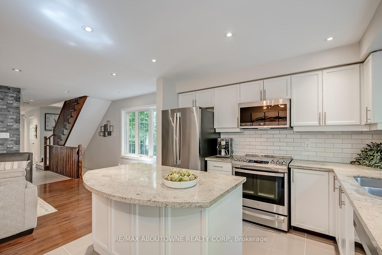 3 Bedrooms Condo at 233 Duskywing, Oakville For sale