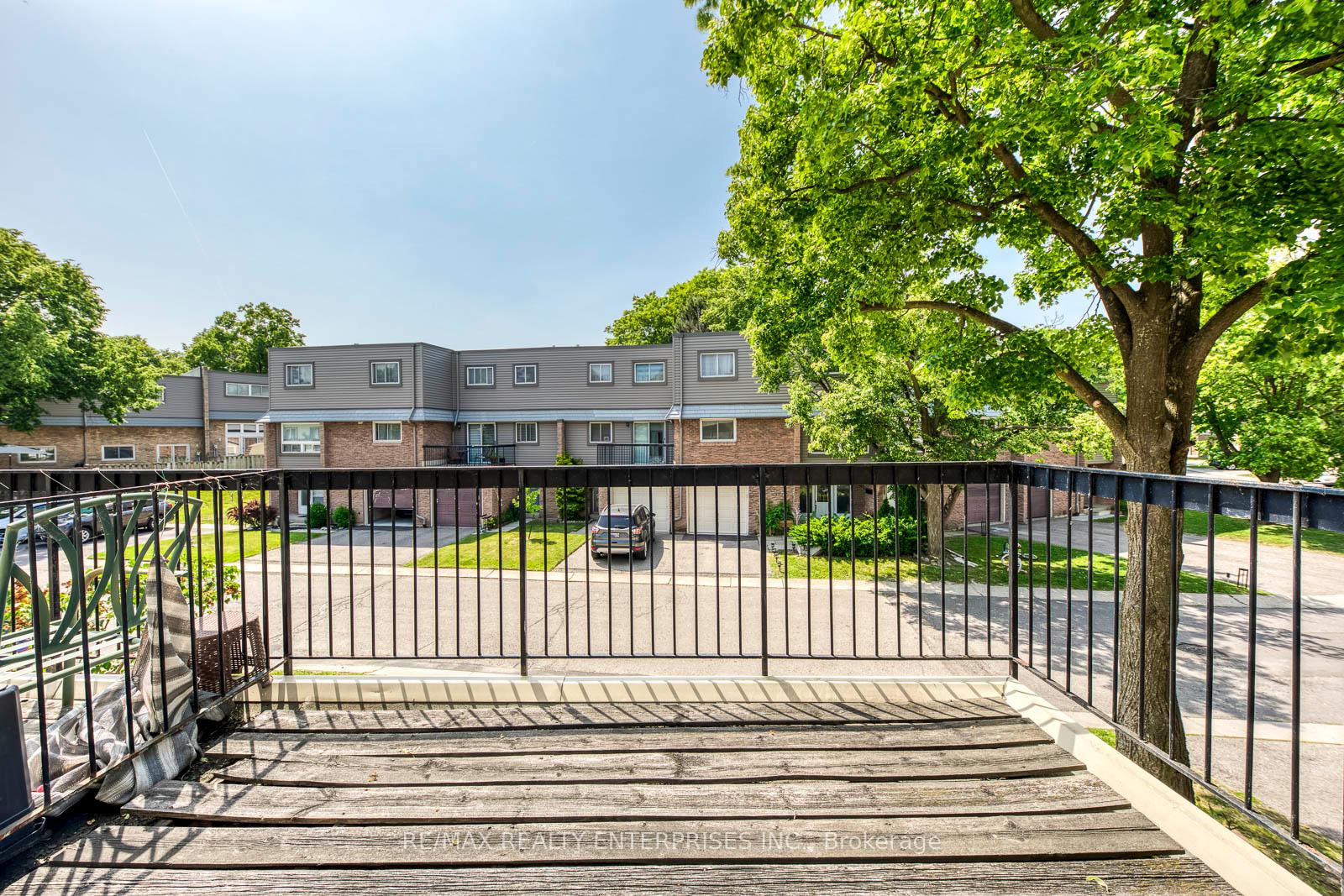 3 Bedrooms Condo at 2315 Bromsgrove, Mississauga For sale