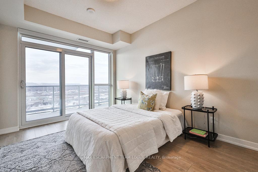 2 Bedrooms Condo at 2081 Fairview,  Burlington For sale
