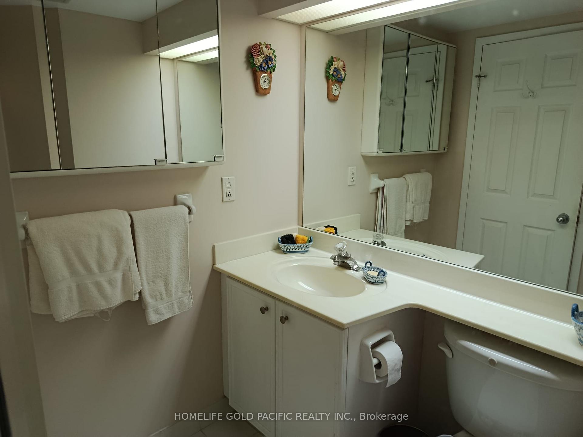 2 Bedrooms Condo at 77 Harbour, Toronto For sale
