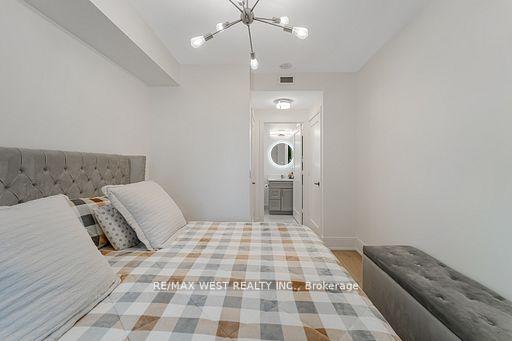 2 Bedrooms Condo at 70 Roehampton,  Toronto For sale