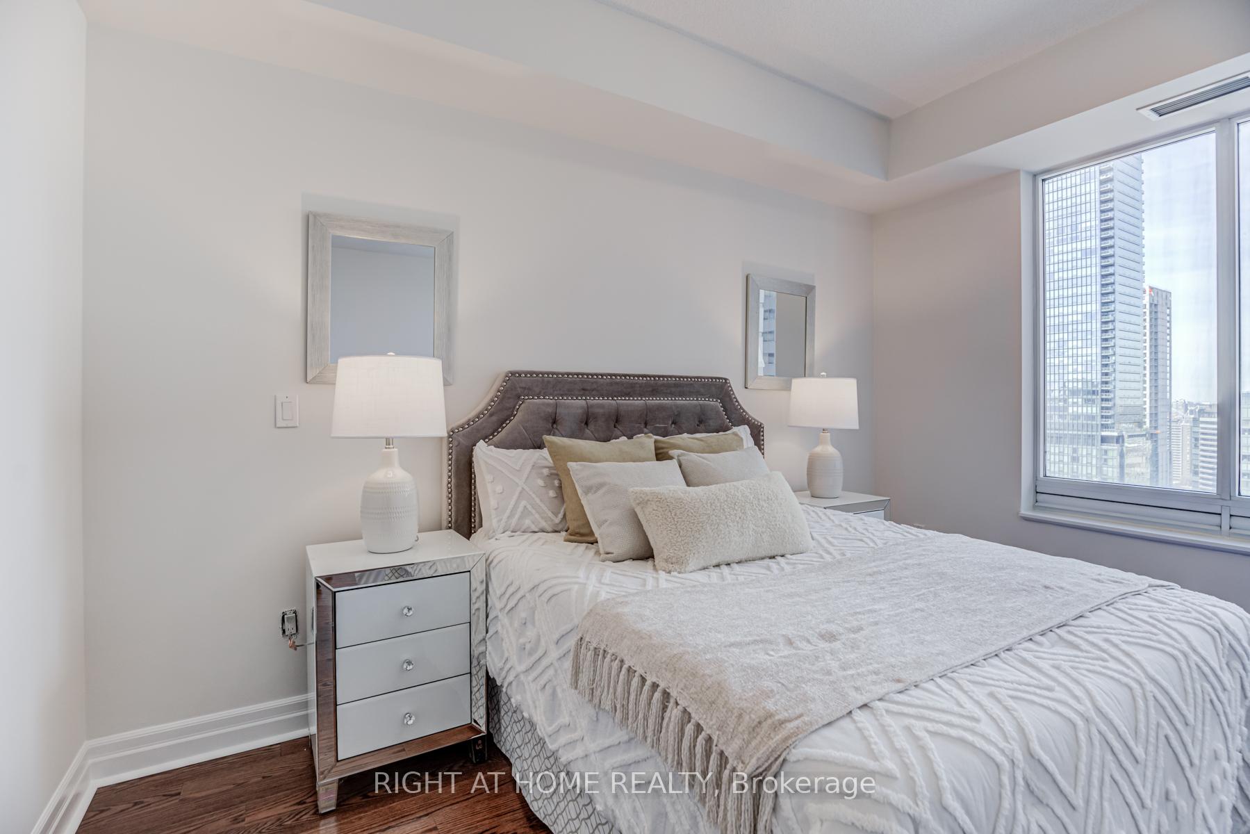 2 Bedrooms Condo at 35 Balmuto,  Toronto For sale