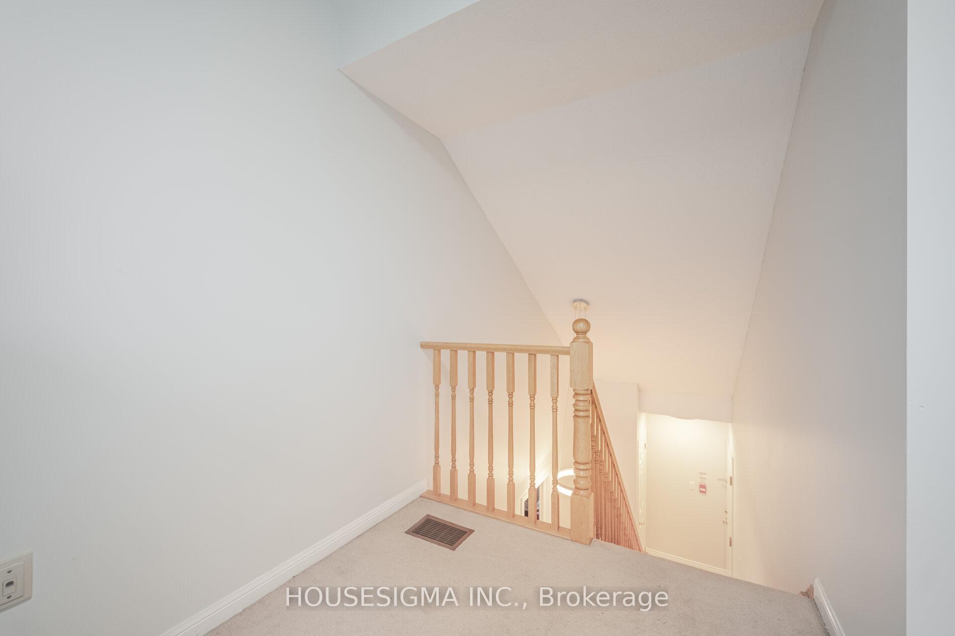 3 Bedrooms Condo at 760 Neighbourhood, Mississauga For sale