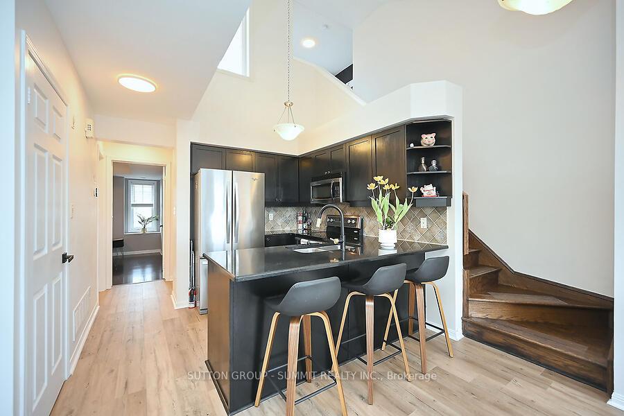 3 Bedrooms Condo at 633 DUNDAS,  Mississauga For sale