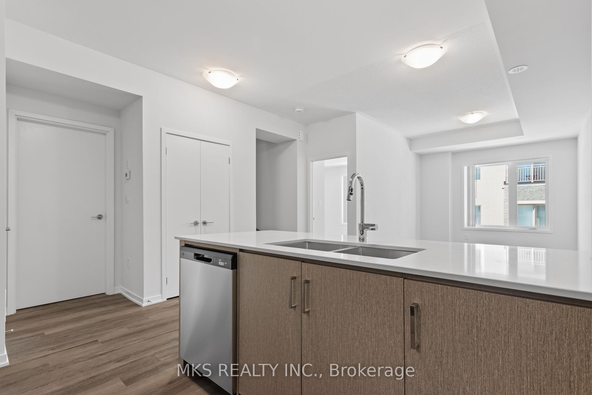 3 Bedrooms Condo at 121 Honeycrisp,  Vaughan For sale