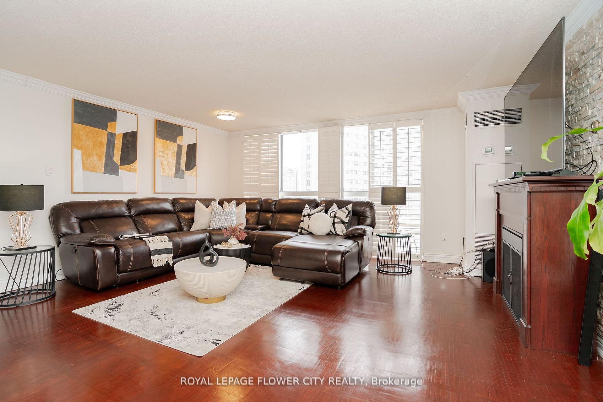 4 Bedrooms Condo at 3650 Kaneff, Mississauga For sale