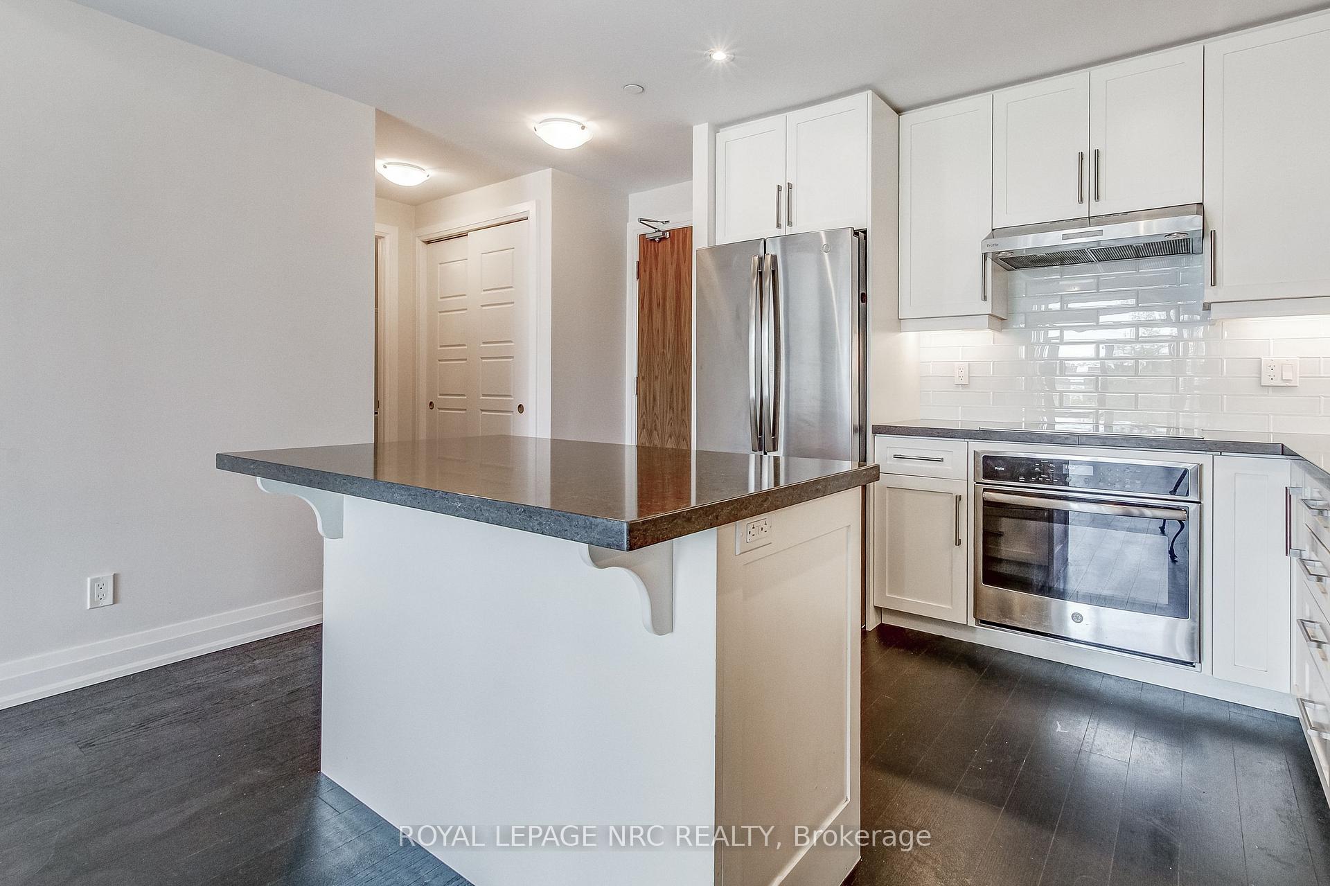 2 Bedrooms Condo at 2025 Maria, Burlington For sale
