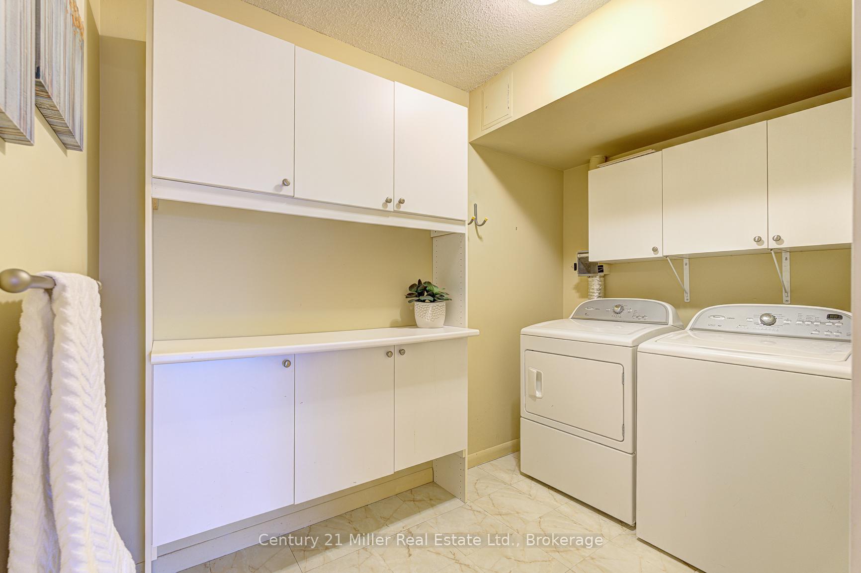 2 Bedrooms Condo at 2180 Marine, Oakville For sale