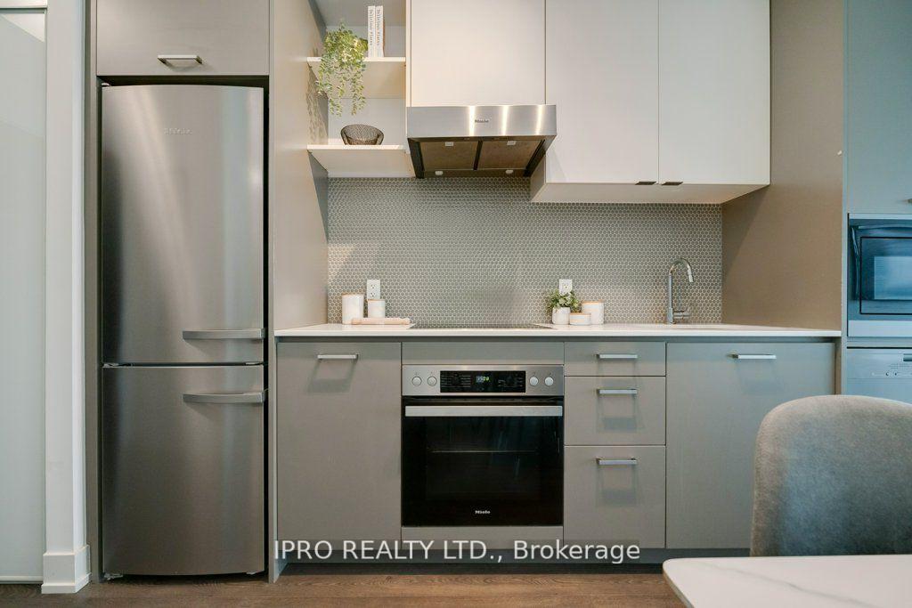 2 Bedrooms Condo at 11 Lillian, Toronto For sale