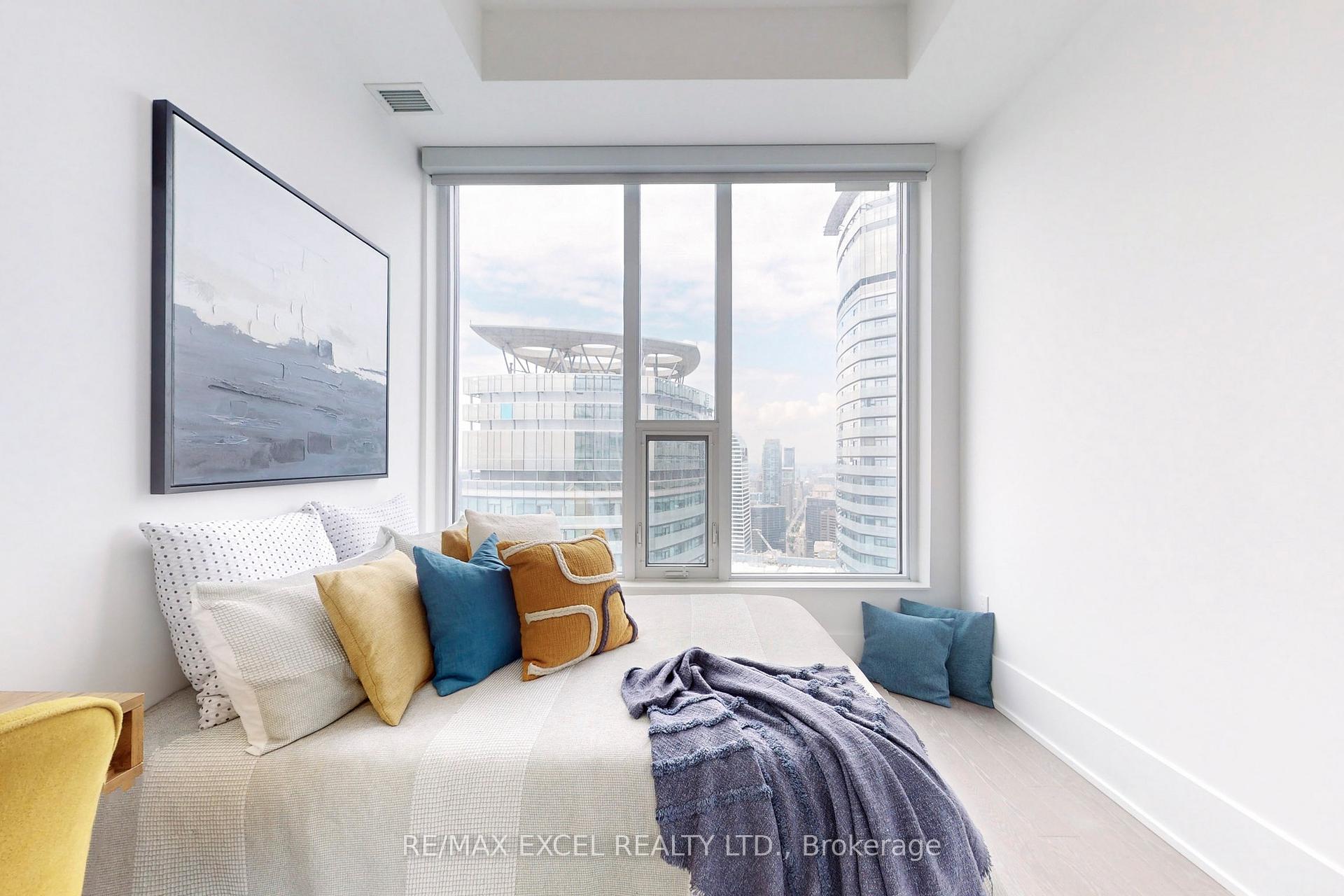 2 Bedrooms Condo at 10 York, Toronto For sale
