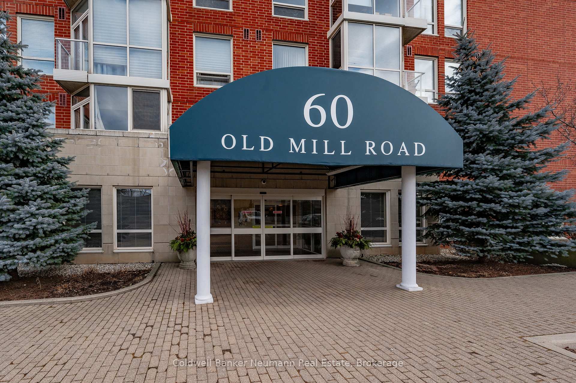 2 Bedrooms Condo at 60 Old Mill, Oakville For sale