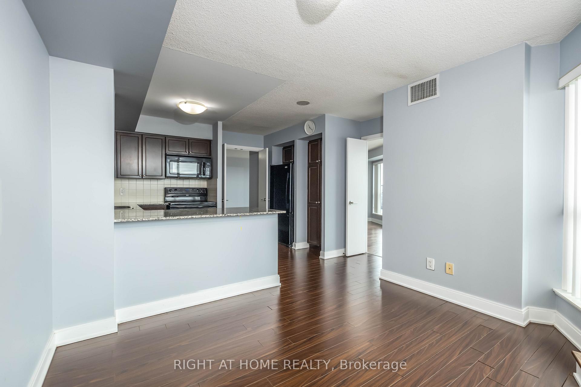 3 Bedrooms Condo at 125 Village Green,  Toronto For sale