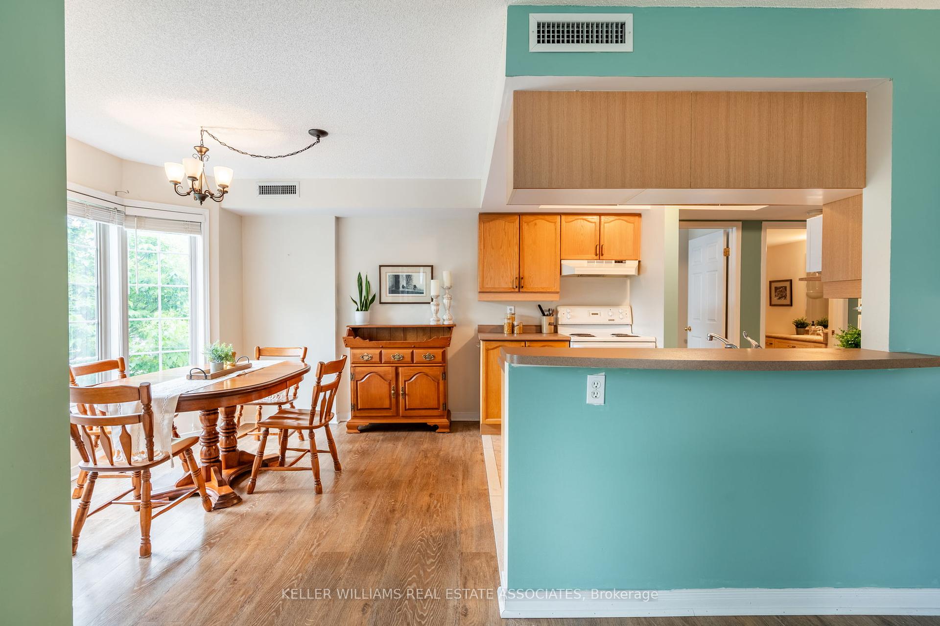 2 Bedrooms Condo at 216 Plains, Burlington For sale