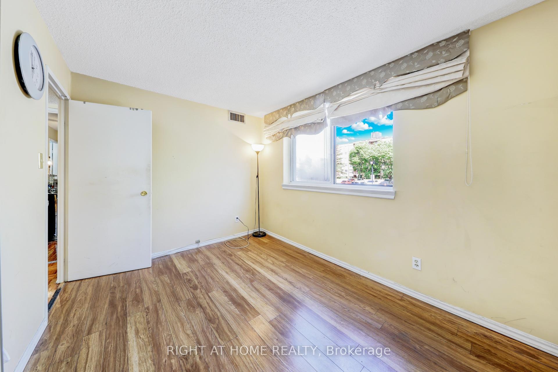 3 Bedrooms Condo at 1665 Victoria Park, Toronto For sale