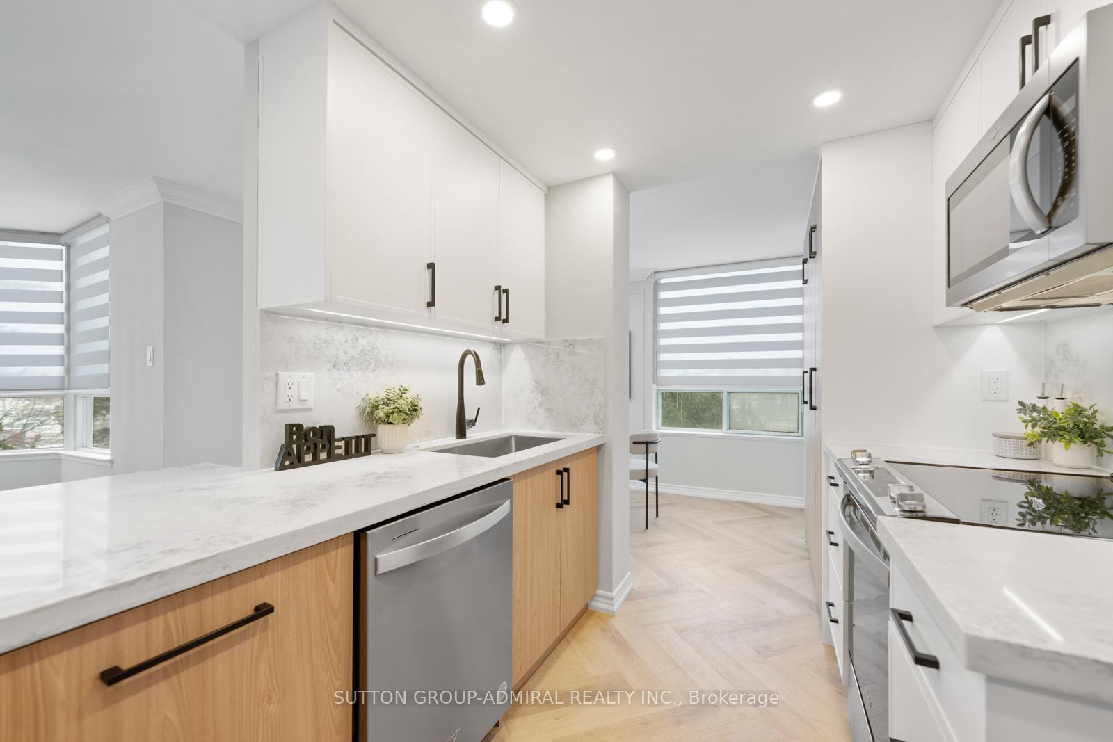 2 Bedrooms Condo at 7 Townsgate, Vaughan For sale