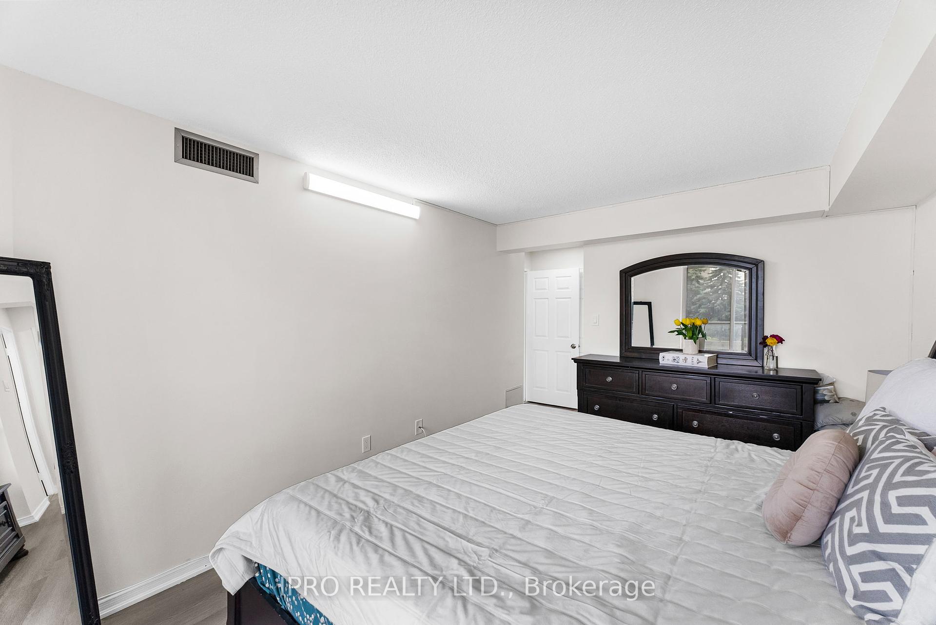 3 Bedrooms Condo at 700 Constellation, Mississauga For sale