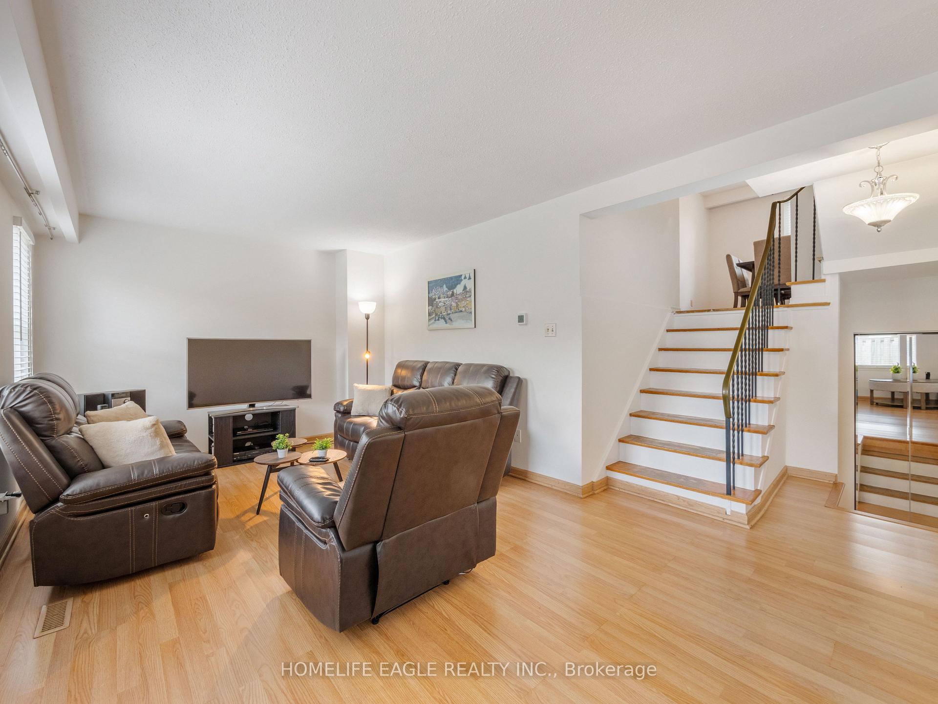 3 Bedrooms Condo at 7255 Dooley, Mississauga For sale
