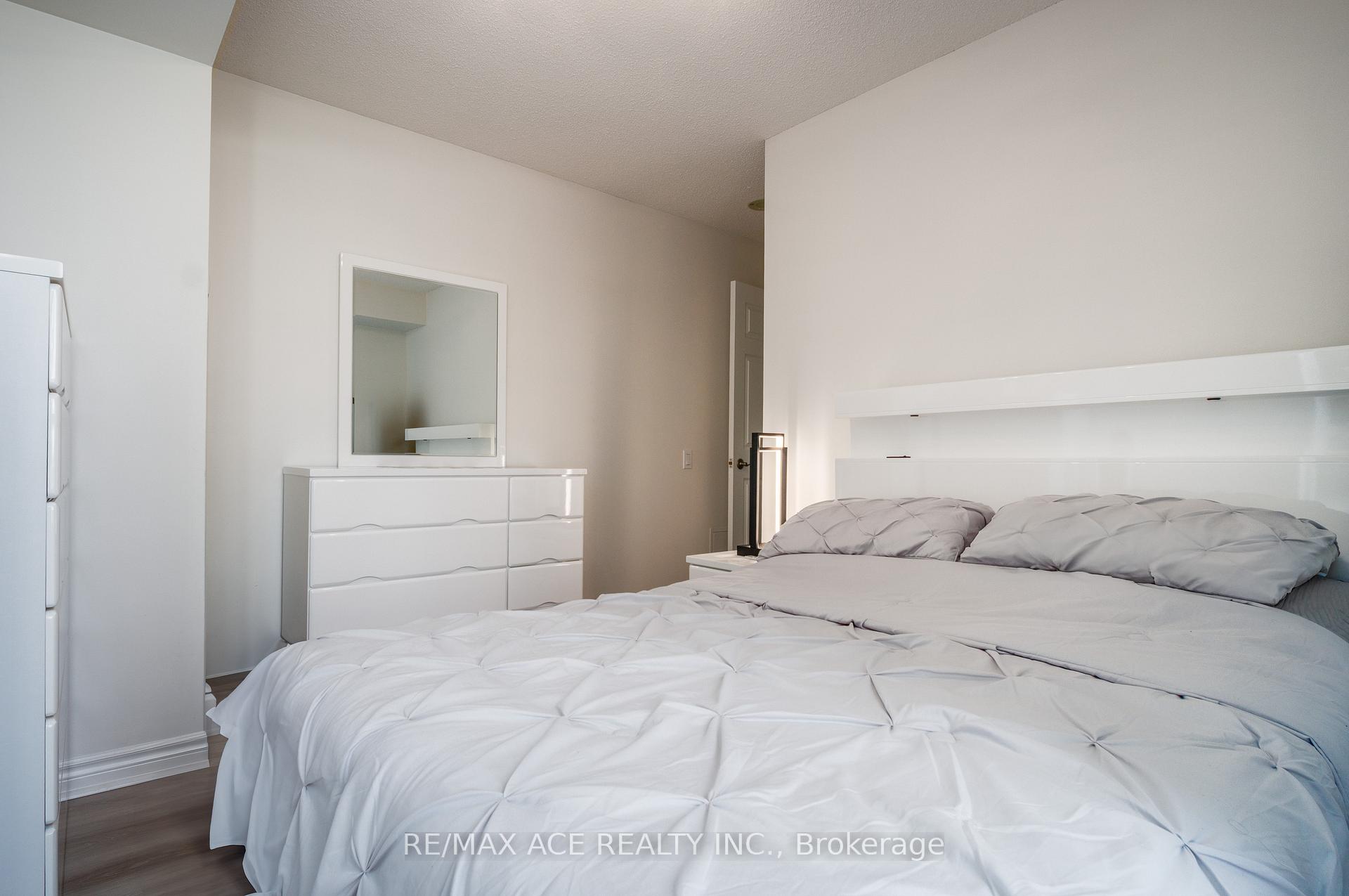 3 Bedrooms Condo at 61 Town Centre, Toronto For sale