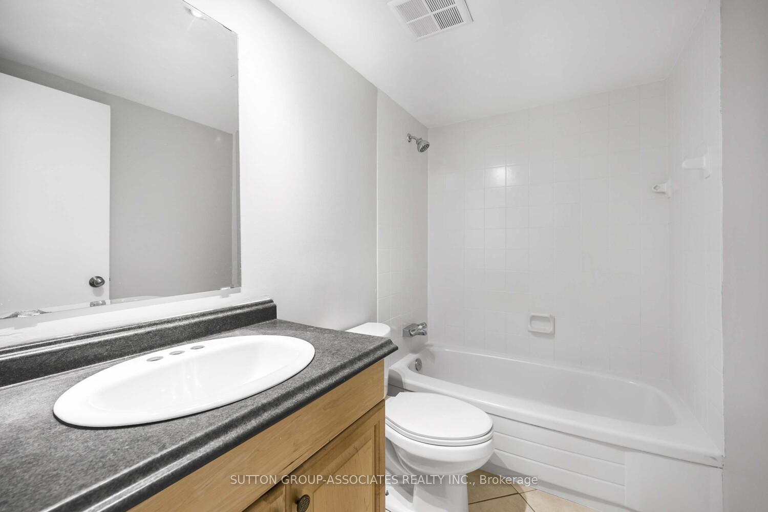 3 Bedrooms Condo at 1300 Marlborough, Oakville For sale