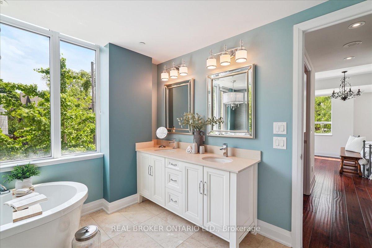 3 Bedrooms Condo at 191 Duplex, Toronto For sale