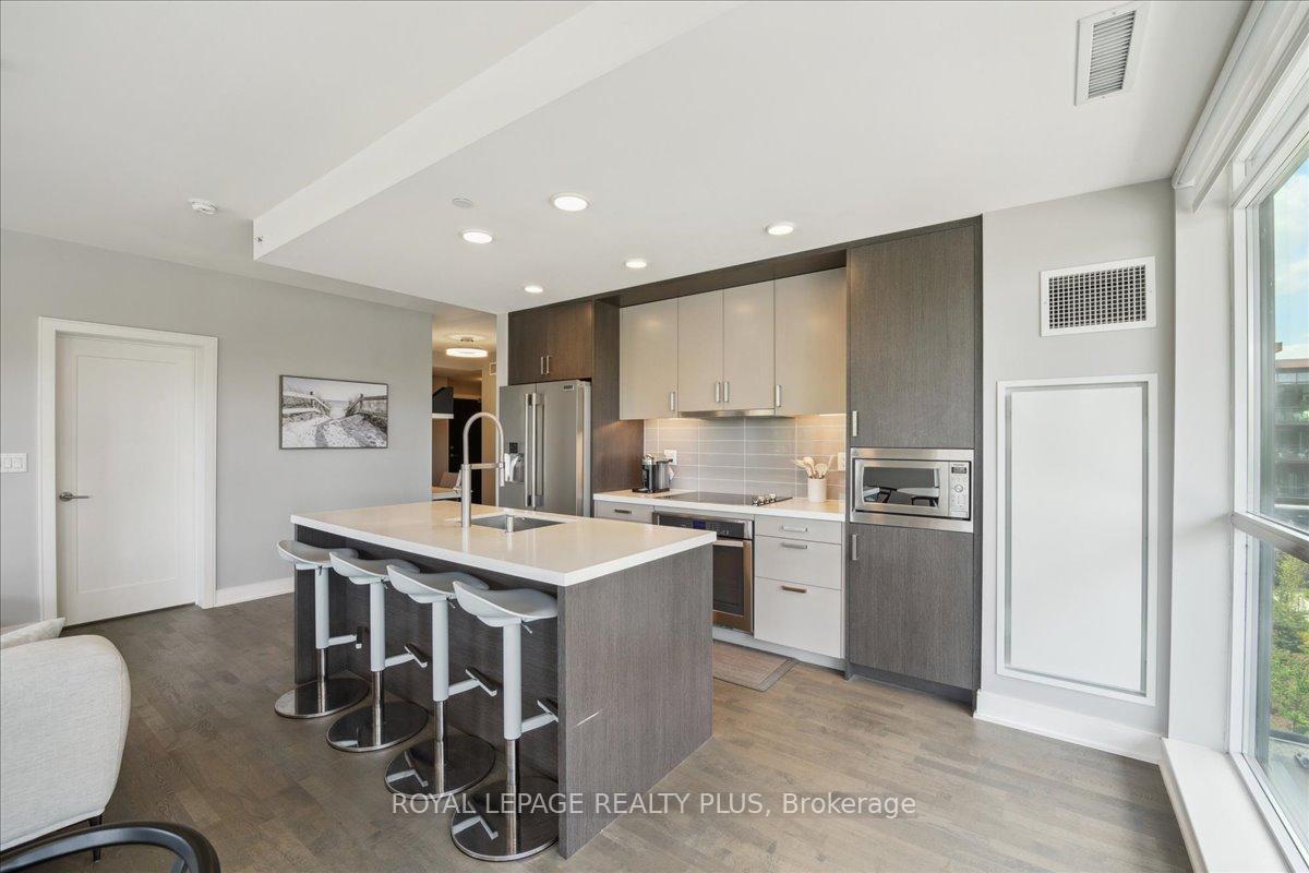 2 Bedrooms Condo at 1575 Lakeshore, Mississauga For sale