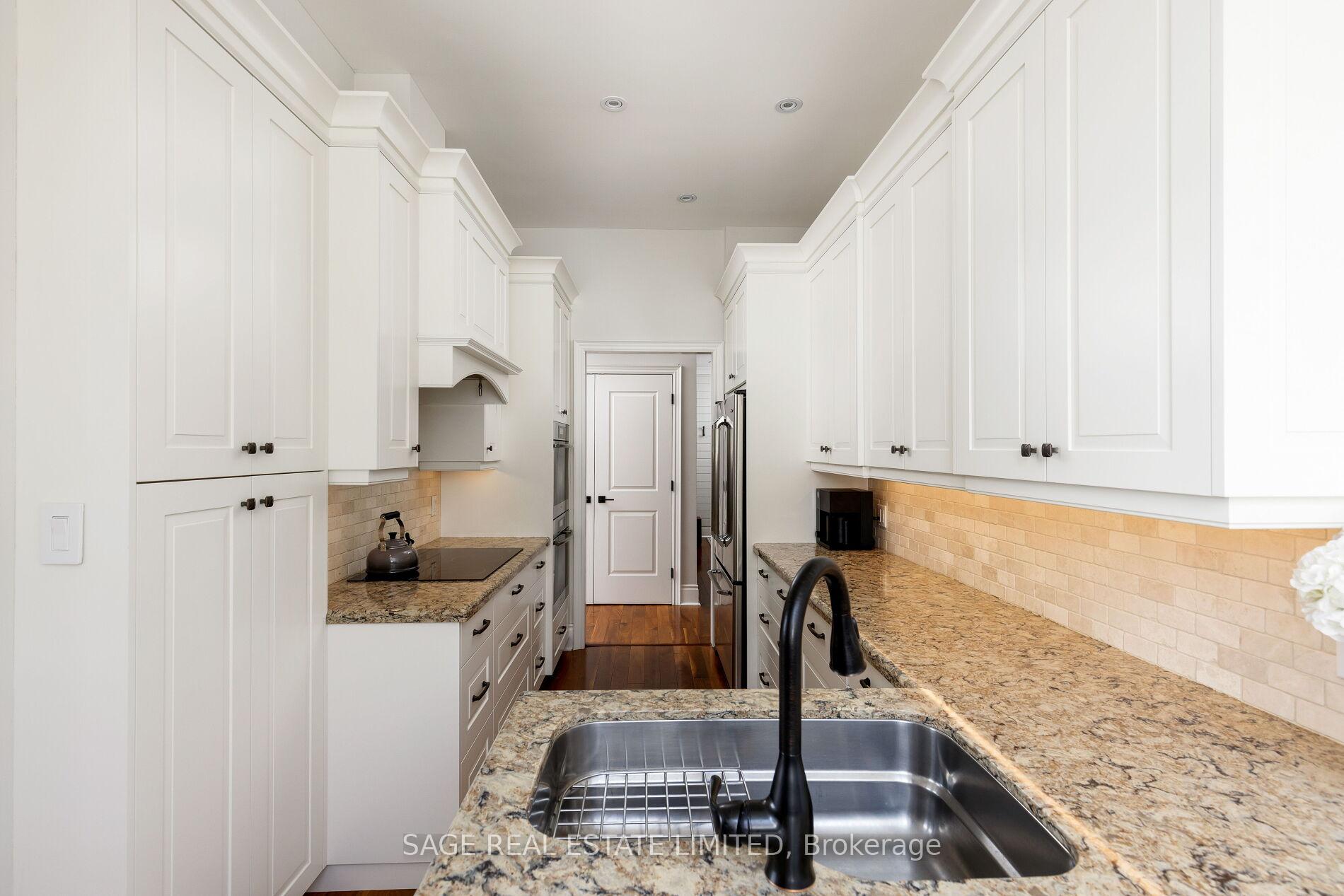 2 Bedrooms Condo at 25 Earlington, Toronto For sale