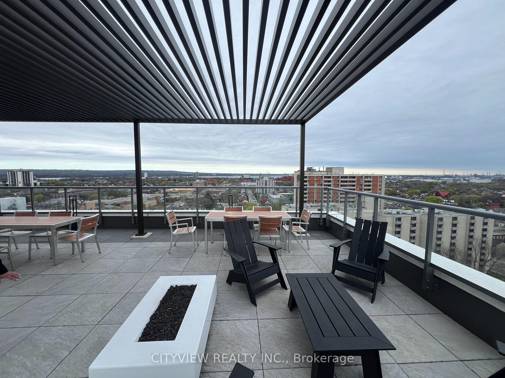 2 Bedrooms Condo at 212 king William, Hamilton For sale