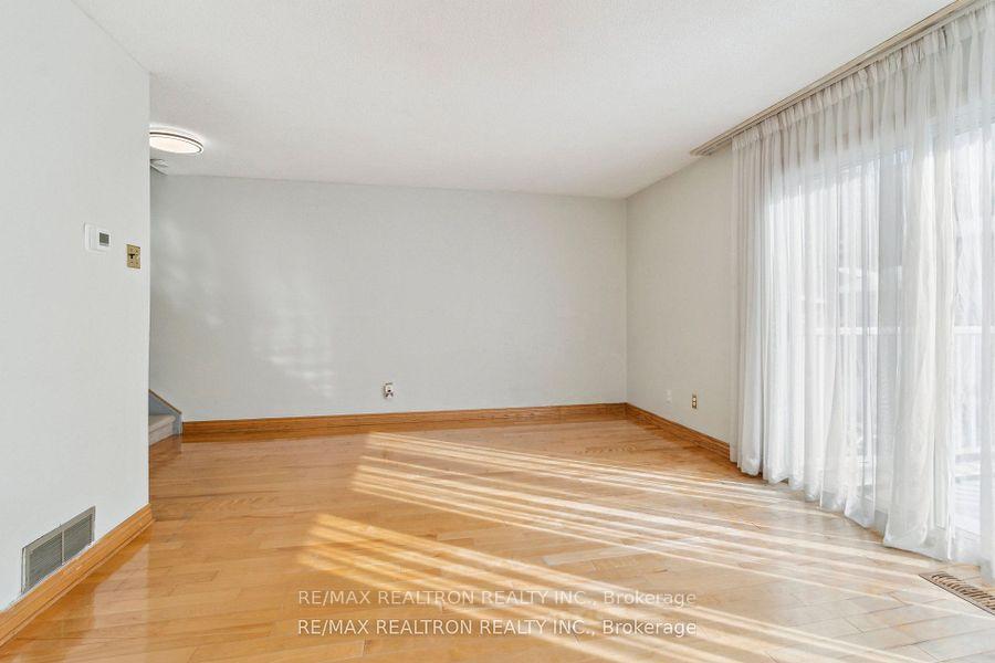 3 Bedrooms Condo at 44 Chester Le, Toronto For sale
