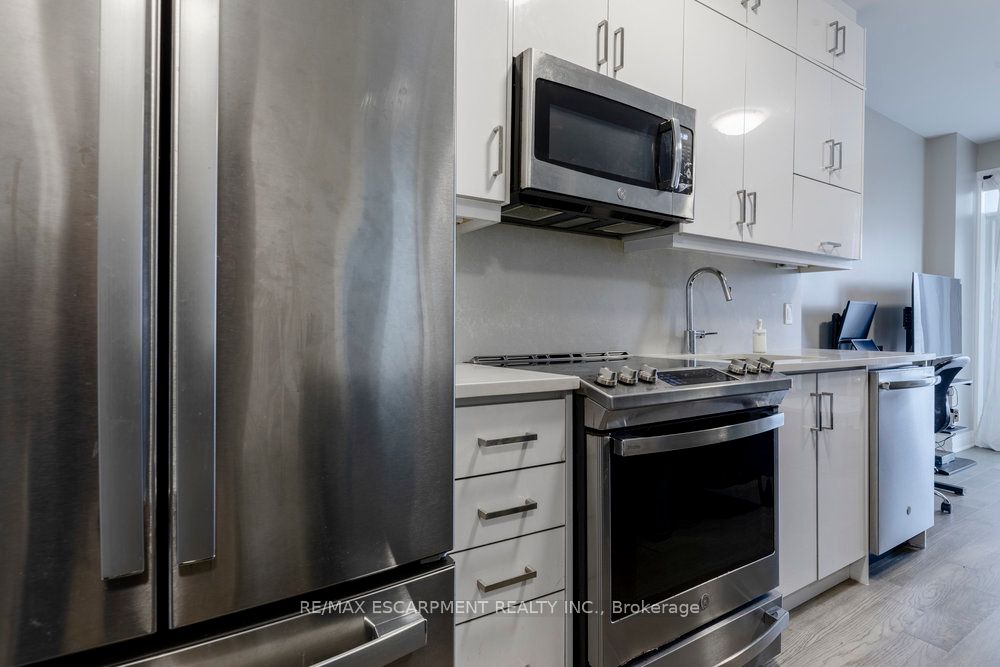95 Dundas Street W, #003