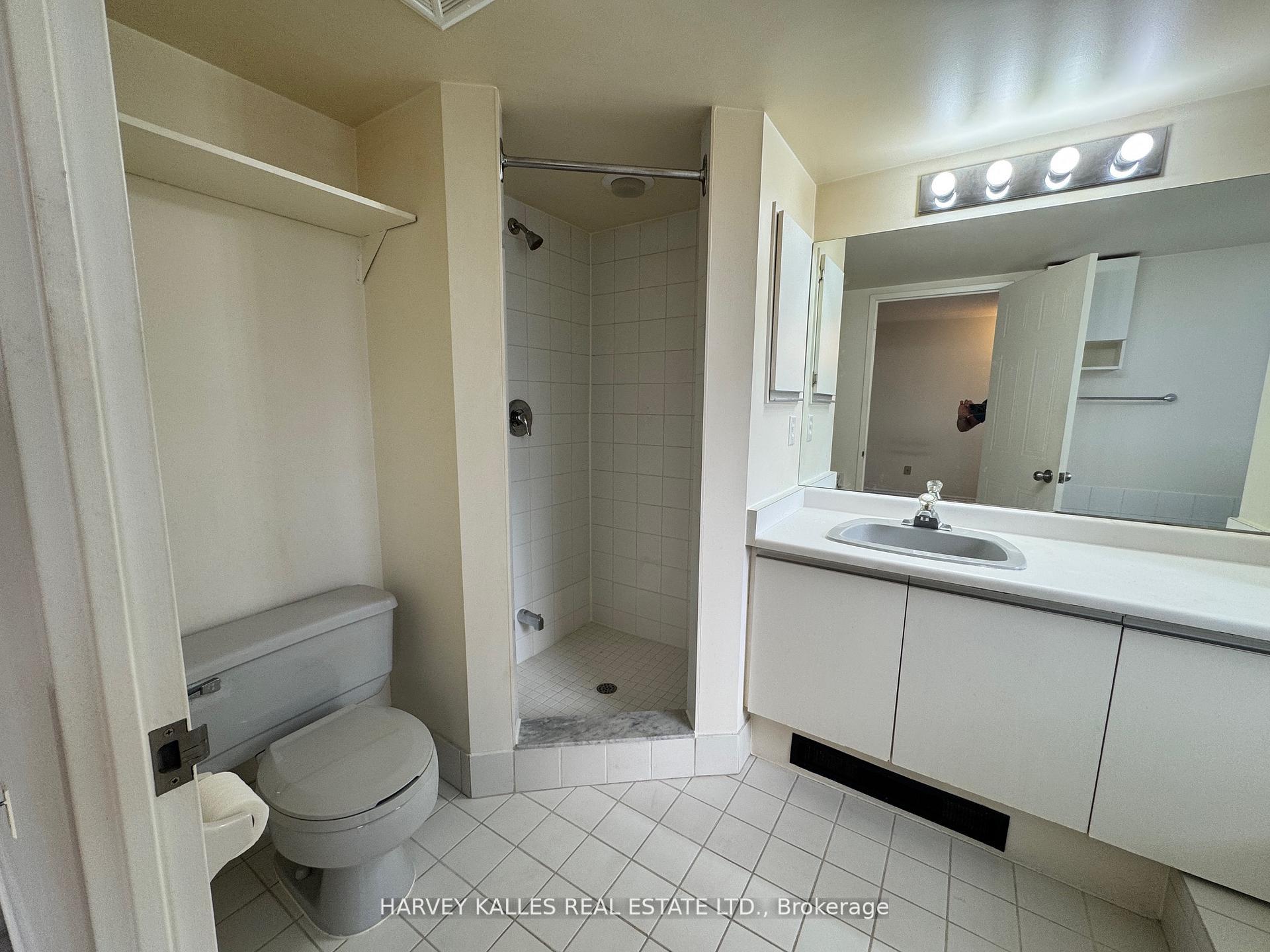 2 Bedrooms Condo at 5 Kenneth, Toronto For sale