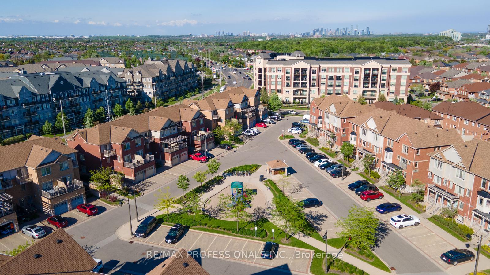 2 Bedrooms Condo at 3070 Thomas, Mississauga For sale