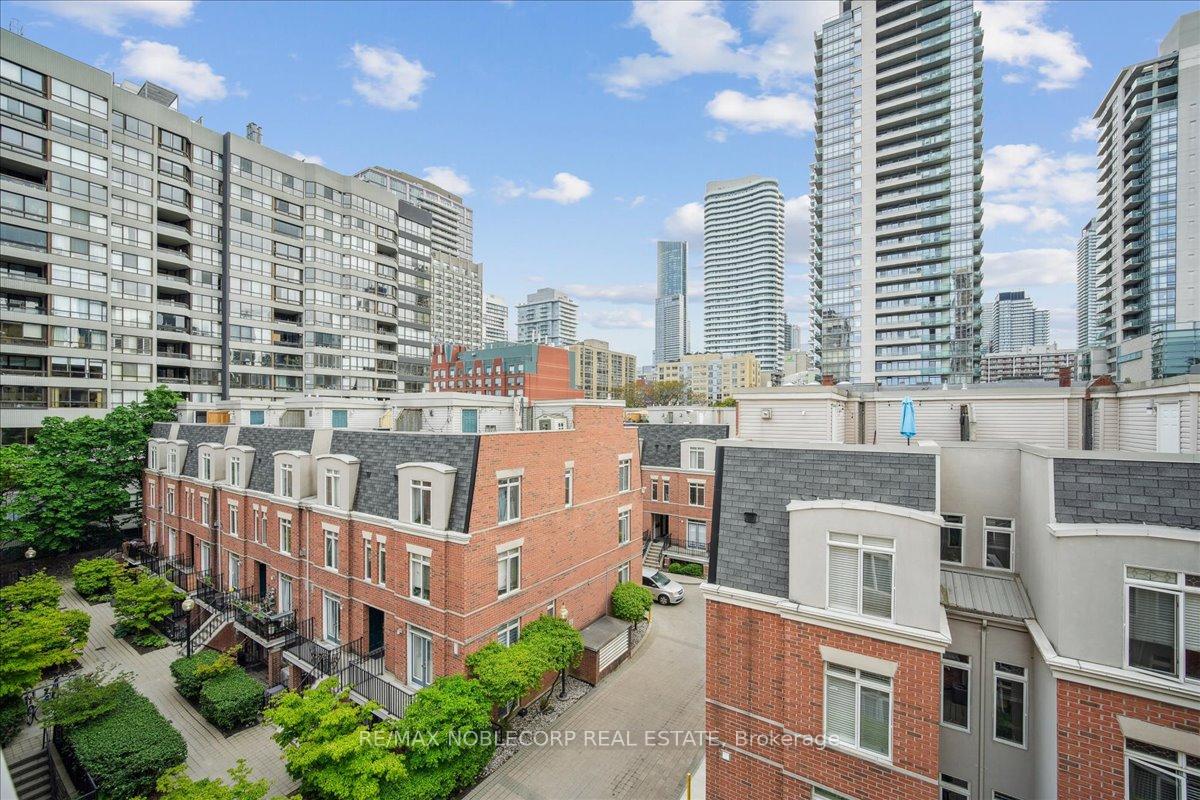 2 Bedrooms Condo at 415 Jarvis, Toronto For sale