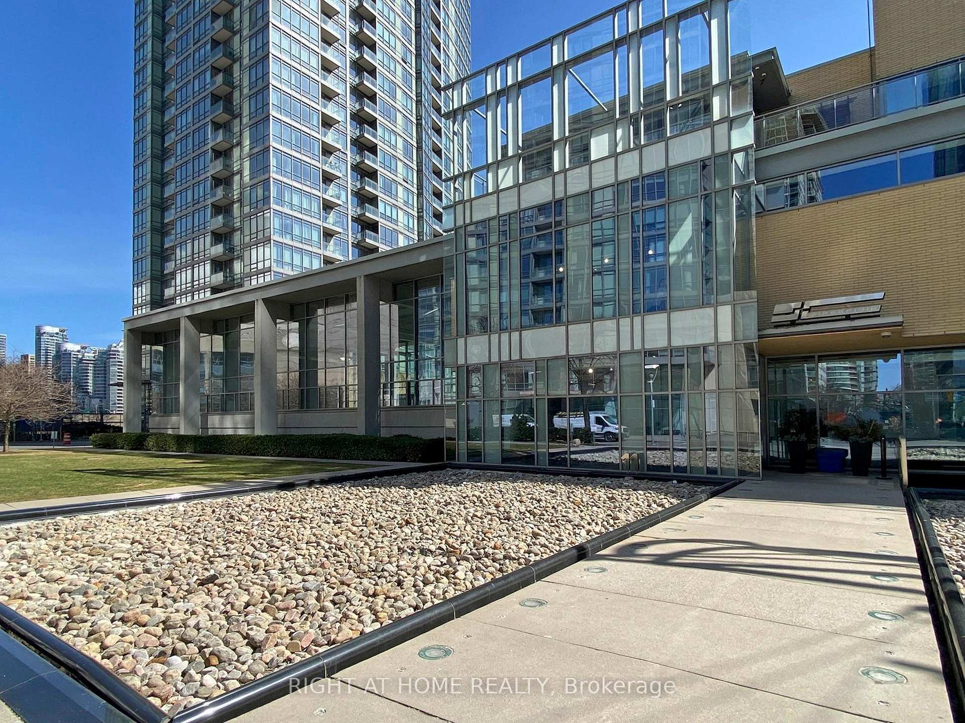 2 Bedrooms Condo at 5 Mariner, Toronto For sale