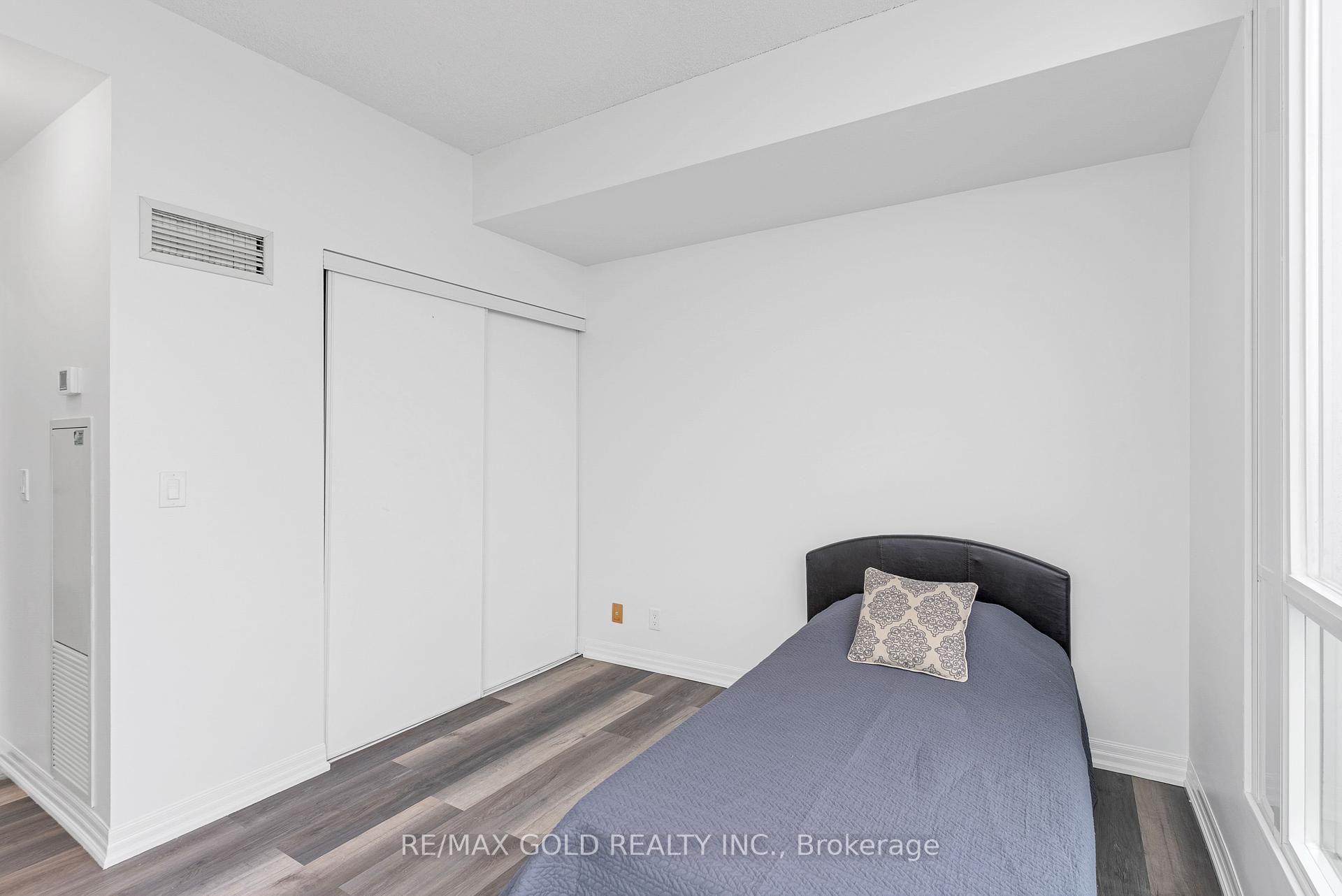 3 Bedrooms Condo at 3939 Duke Of York, Mississauga For sale