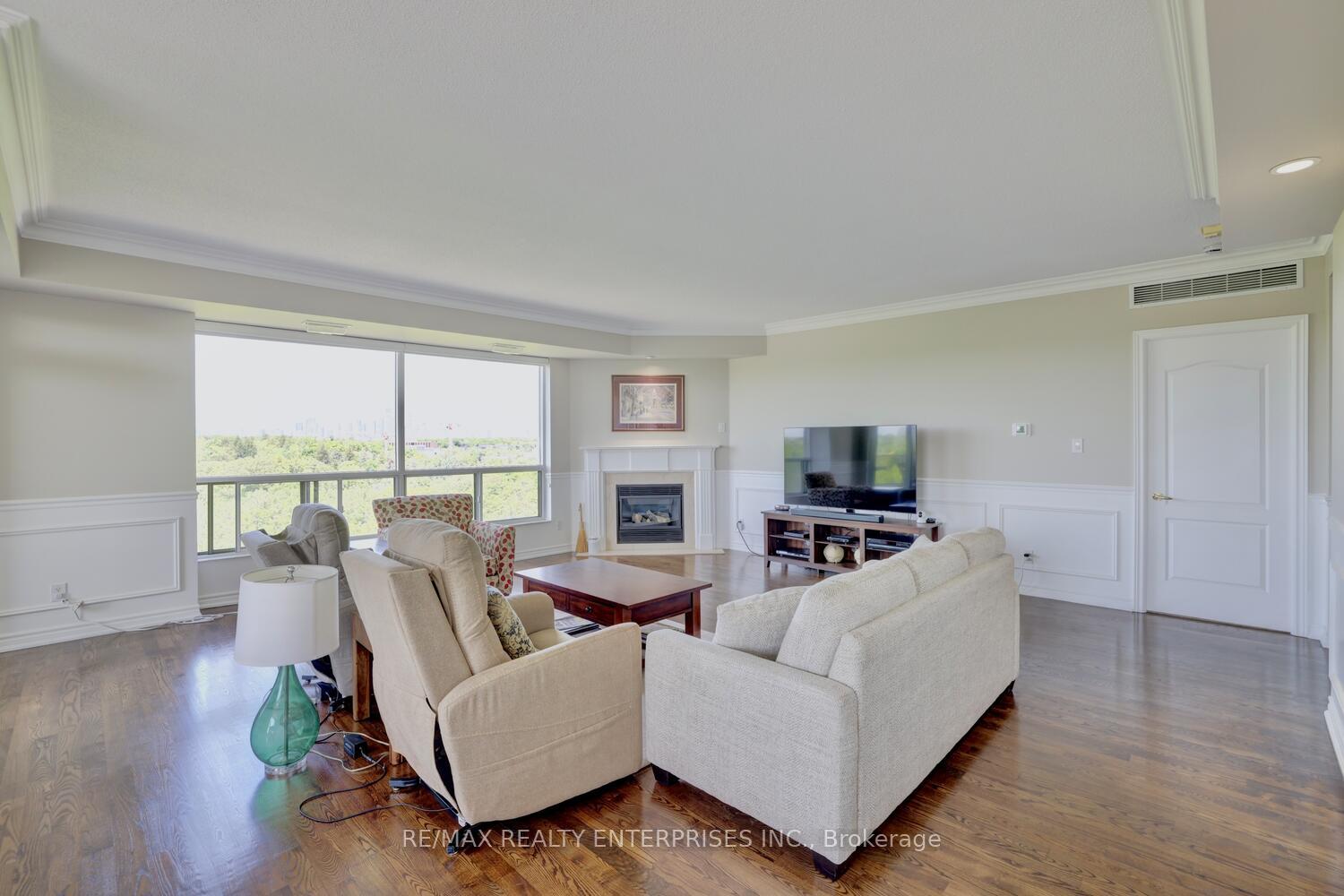 3 Bedrooms Condo at 1900 The Collegeway, Mississauga For sale