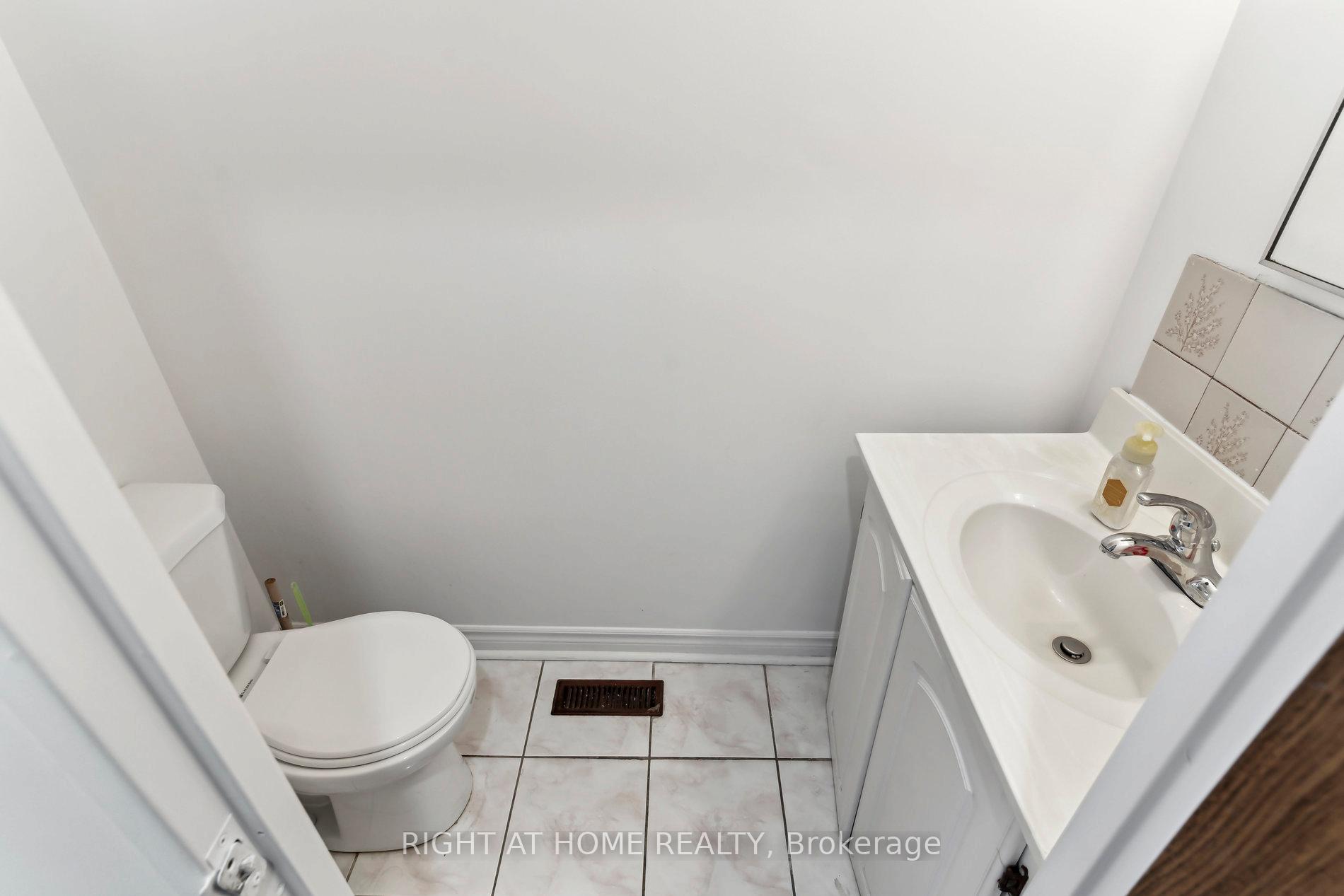 6 Bedrooms Condo at 44 Chester Le, Toronto For sale