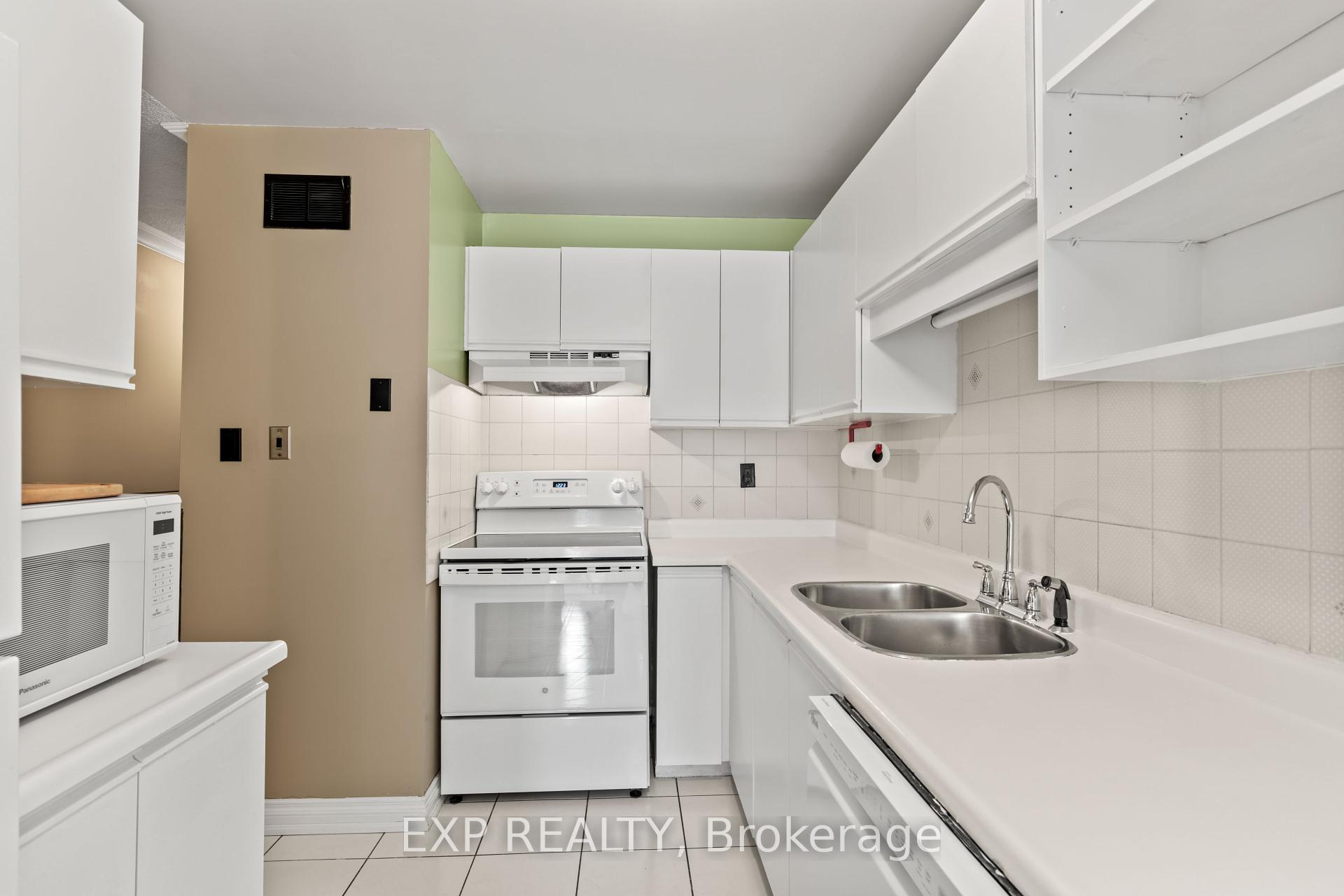 3 Bedrooms Condo at 2205 South Millway,  Mississauga For sale