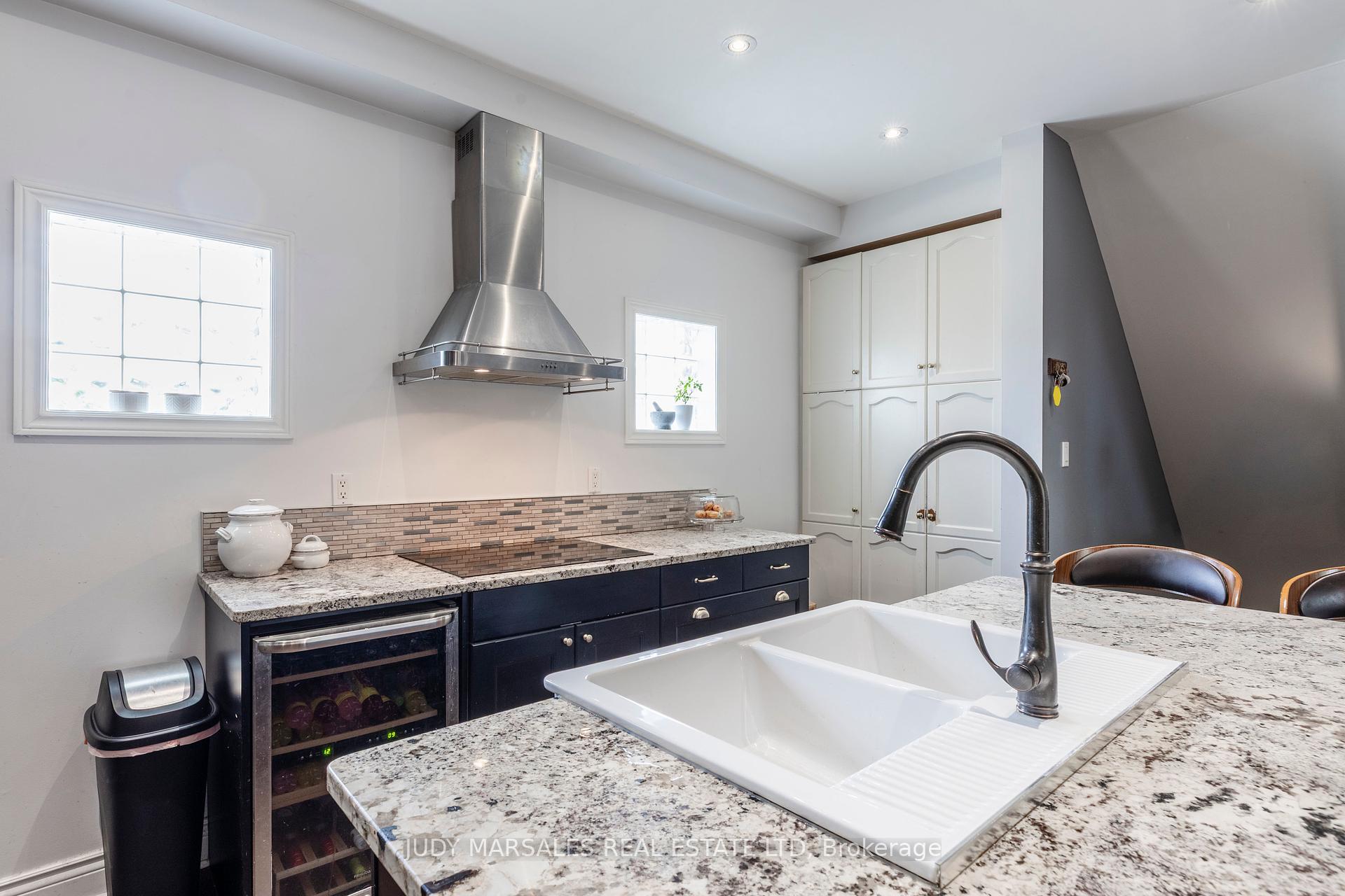 3 Bedrooms Condo at 100 Beddoe, Hamilton For sale
