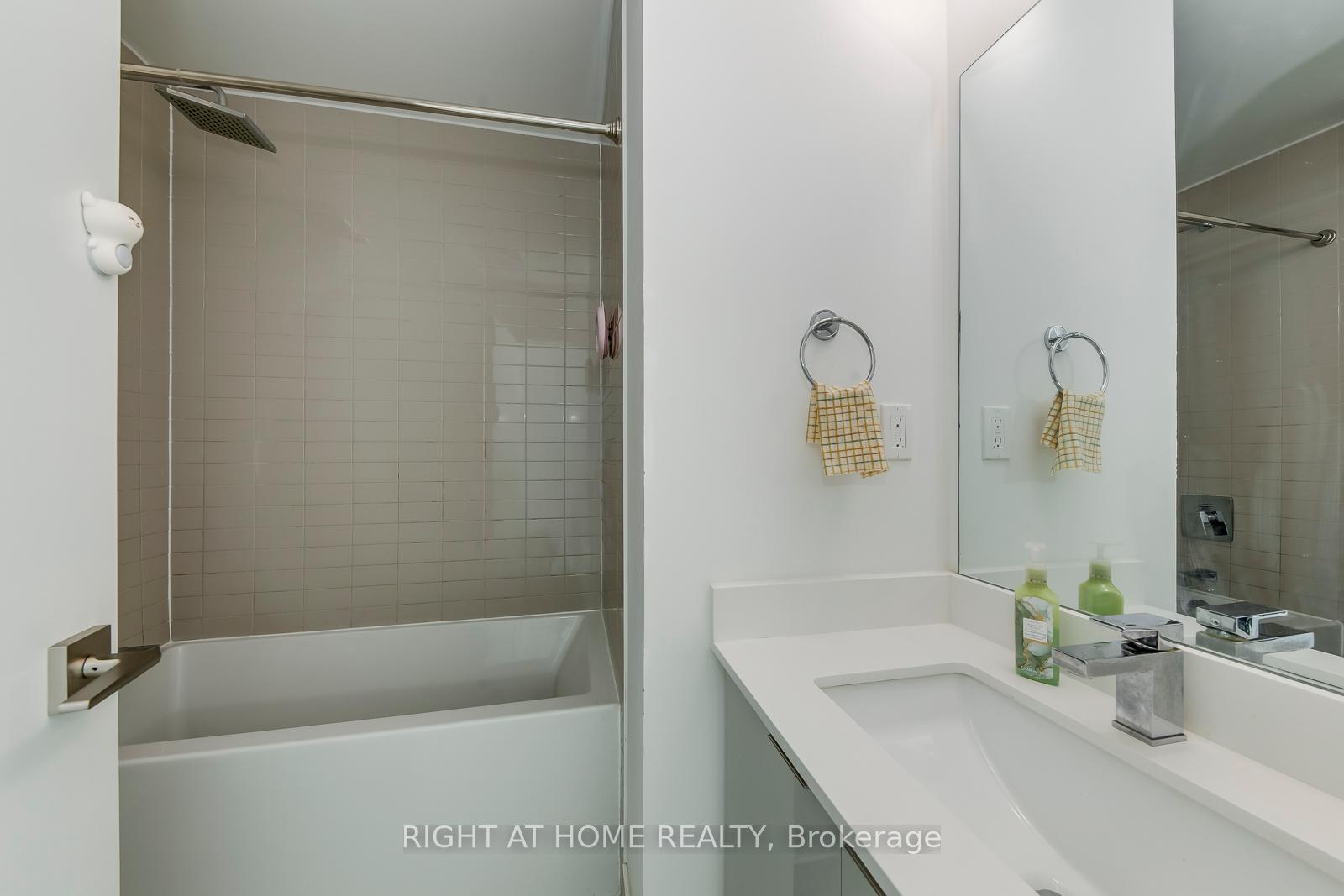 2 Bedrooms Condo at 2916 Highway 7, Vaughan For sale