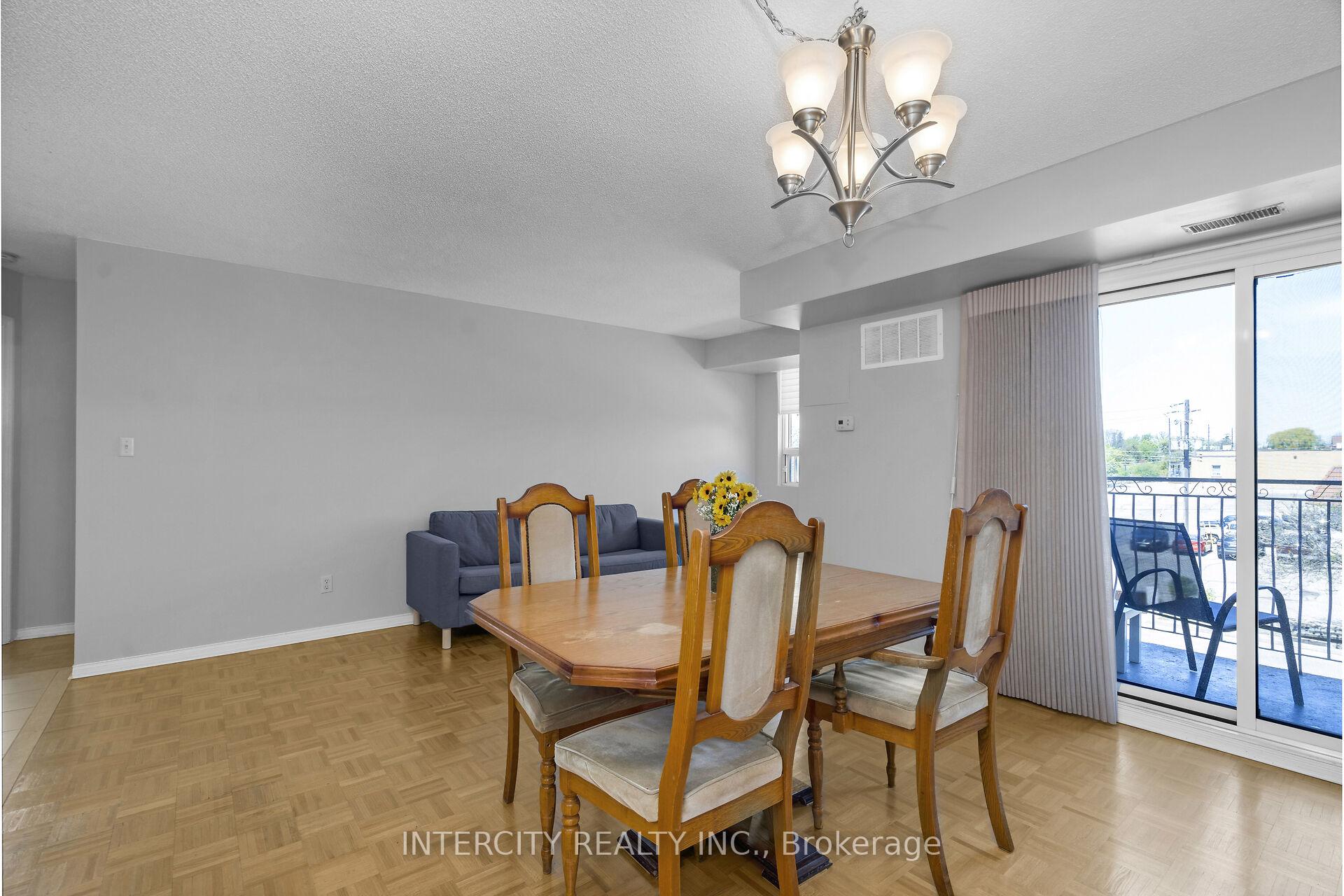 3 Bedrooms Condo at 32 Tannery, Mississauga For sale