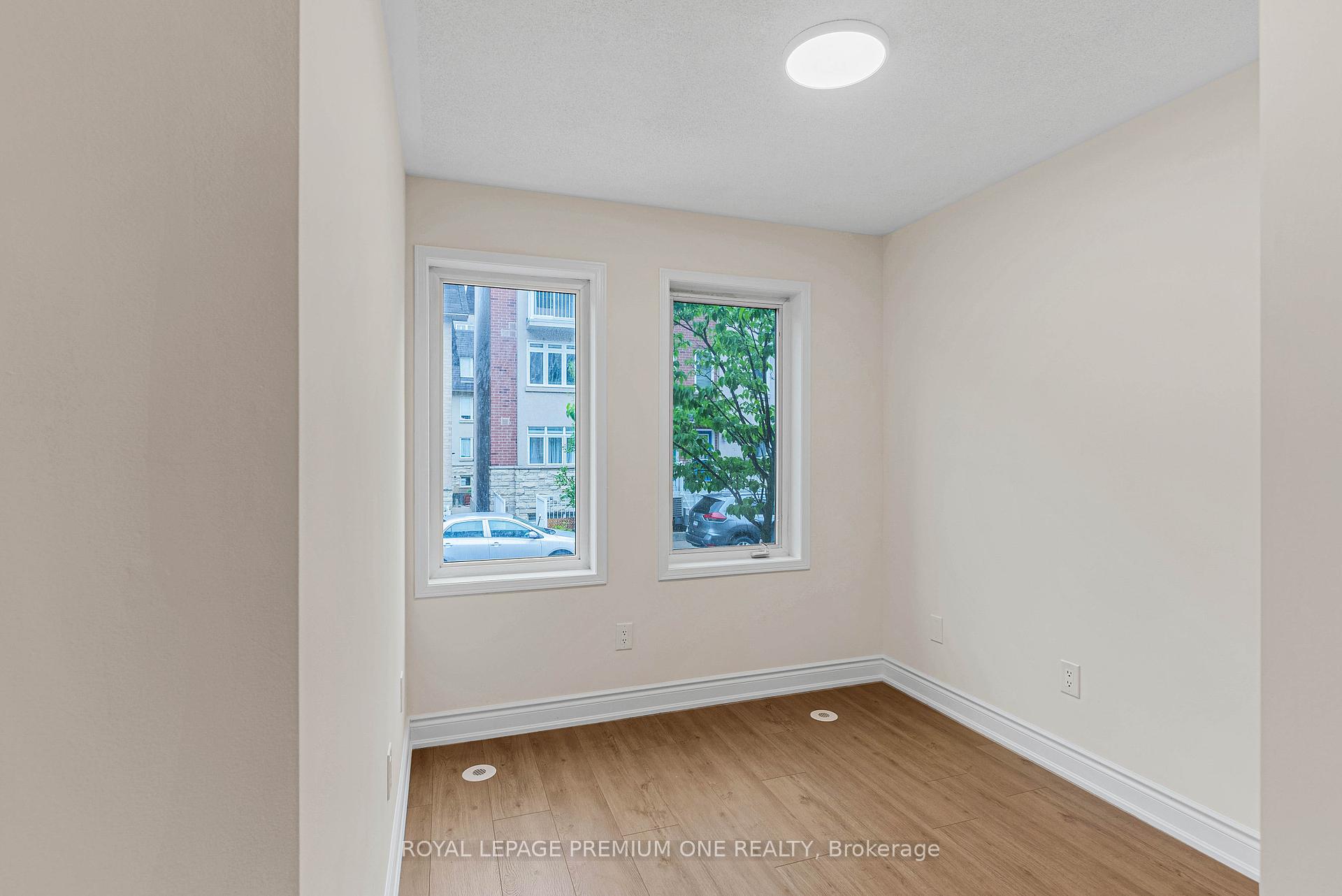3 Bedrooms Condo at 65 Turntable, Toronto For sale
