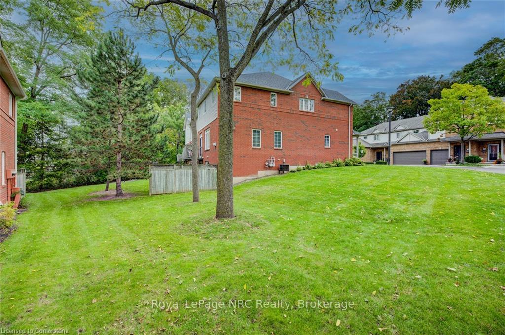 3 Bedrooms Condo at 120 Beddoe, Hamilton For sale