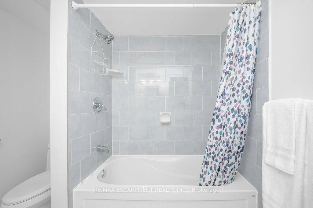 3 Bedrooms Condo at 101 Bristol, Mississauga For sale