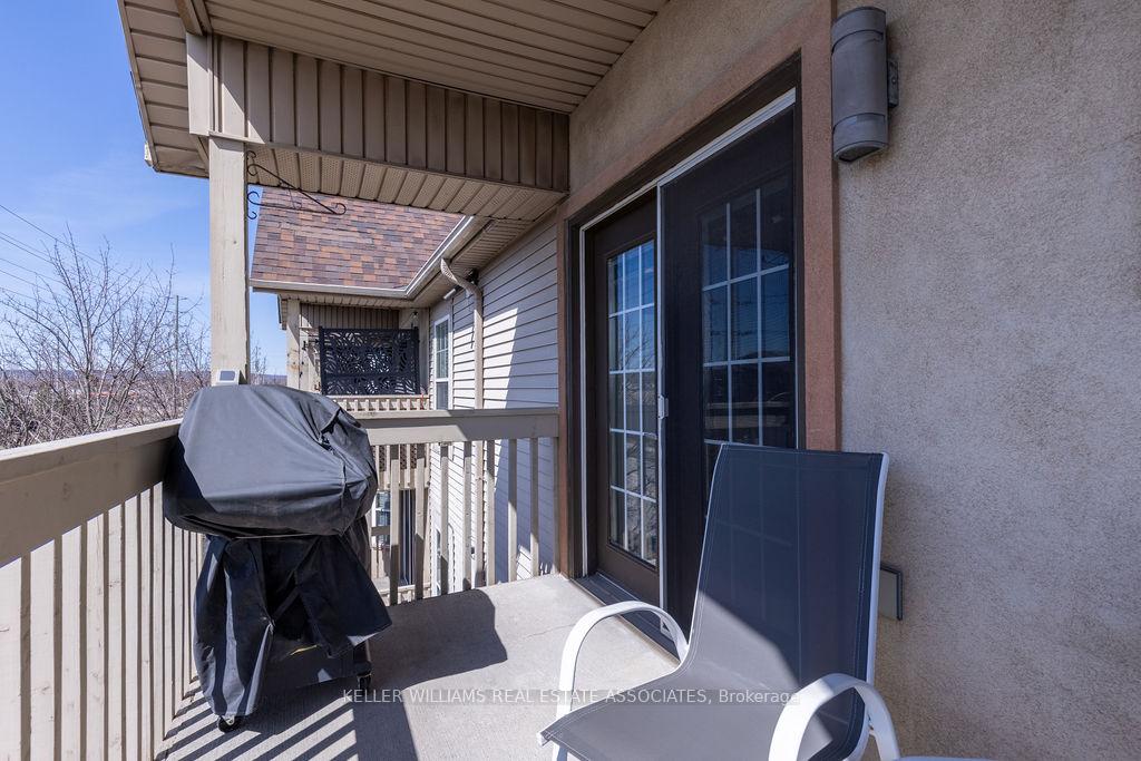 2 Bedrooms Condo at 4003 Kilmer, Burlington For sale
