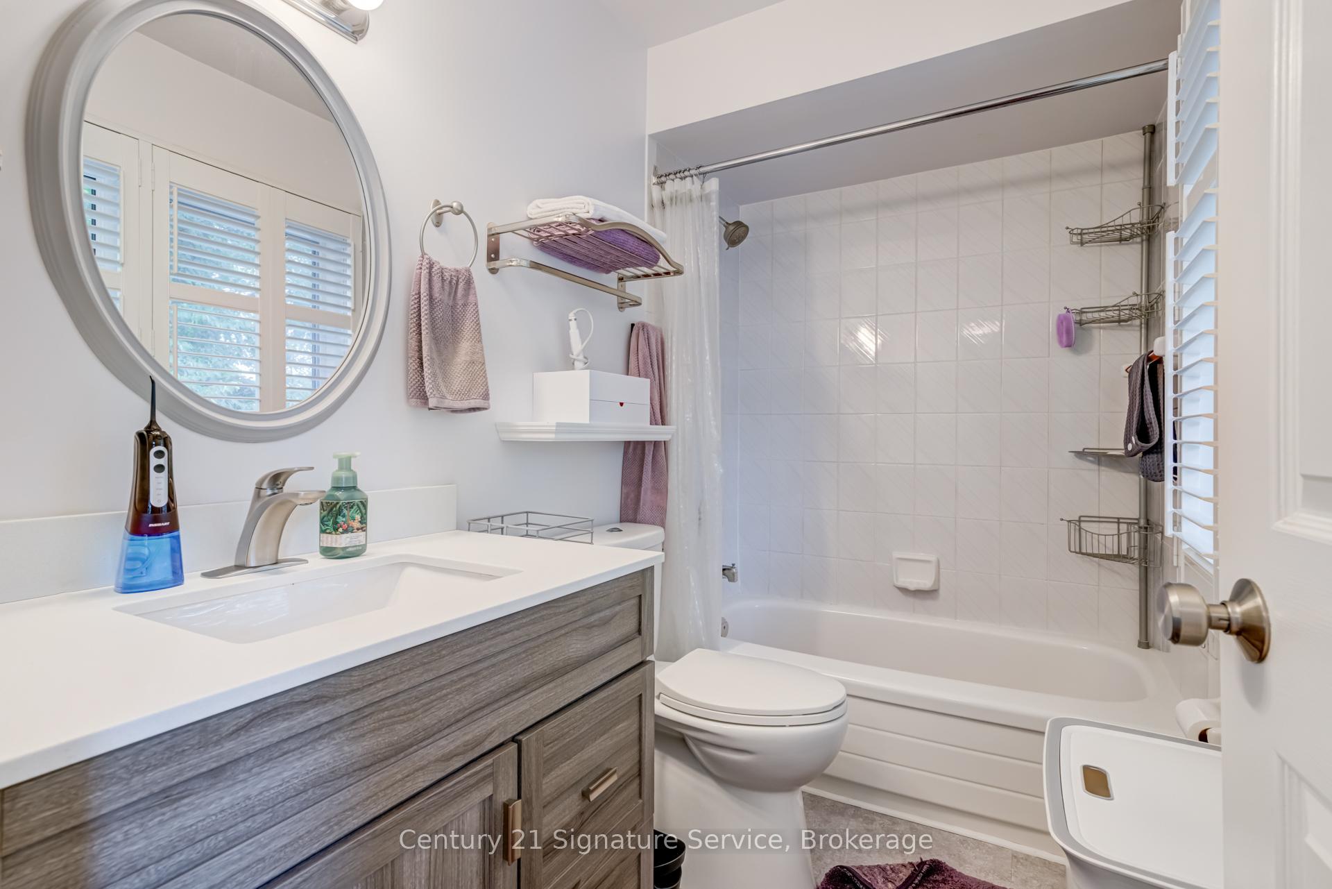 3 Bedrooms Condo at 2230 Walkers, Burlington For sale